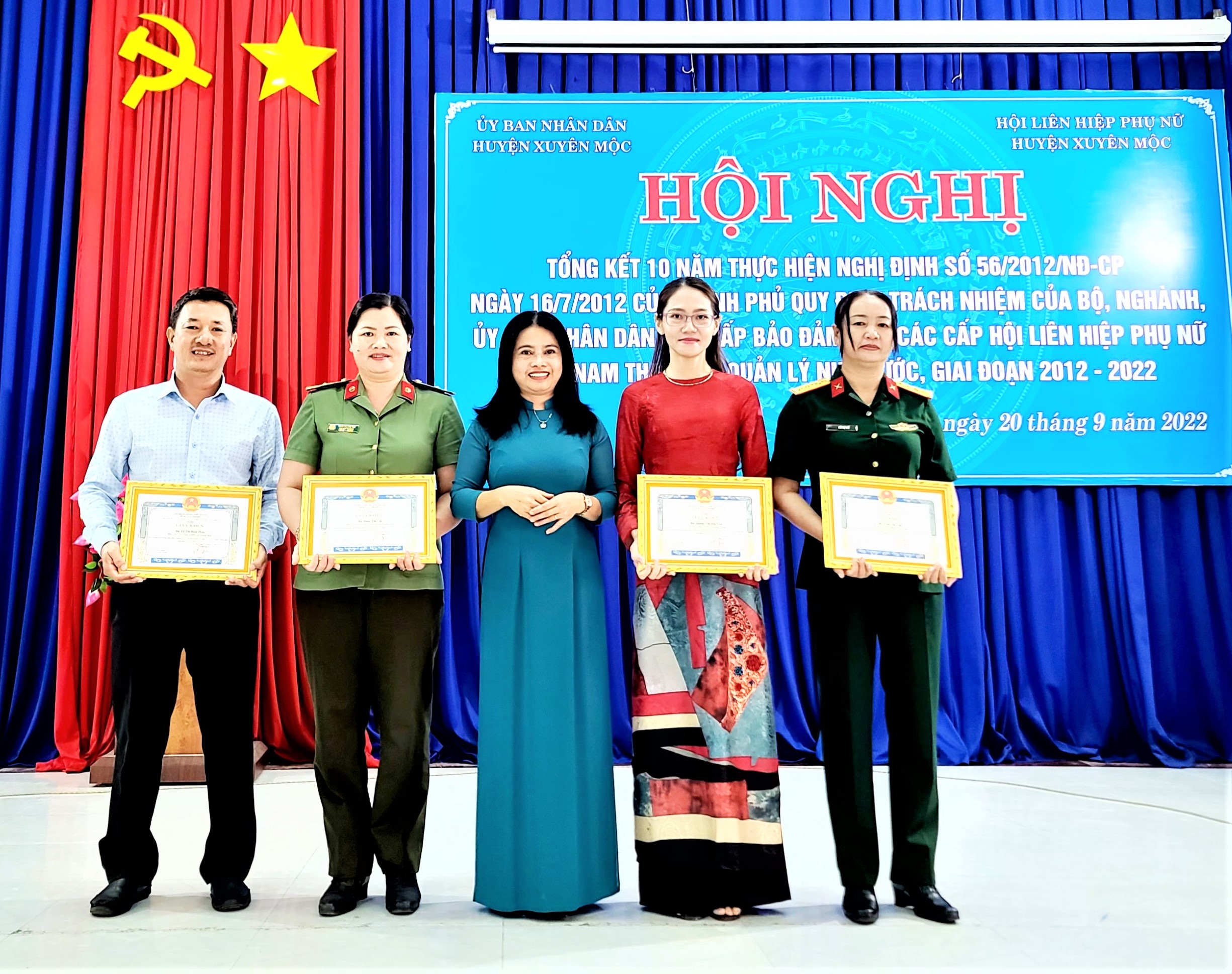 Bà Phan Thị Mỹ Dung, Chủ tịch Hội LHPN huyện Xuyên Mộc trao Giấy khen của UBND huyện cho các cá nhân có thành tích xuất sắc trong 10 năm triển khai thực hiện Nghị định số 56/2012/NĐ/CP của Chính phủ.