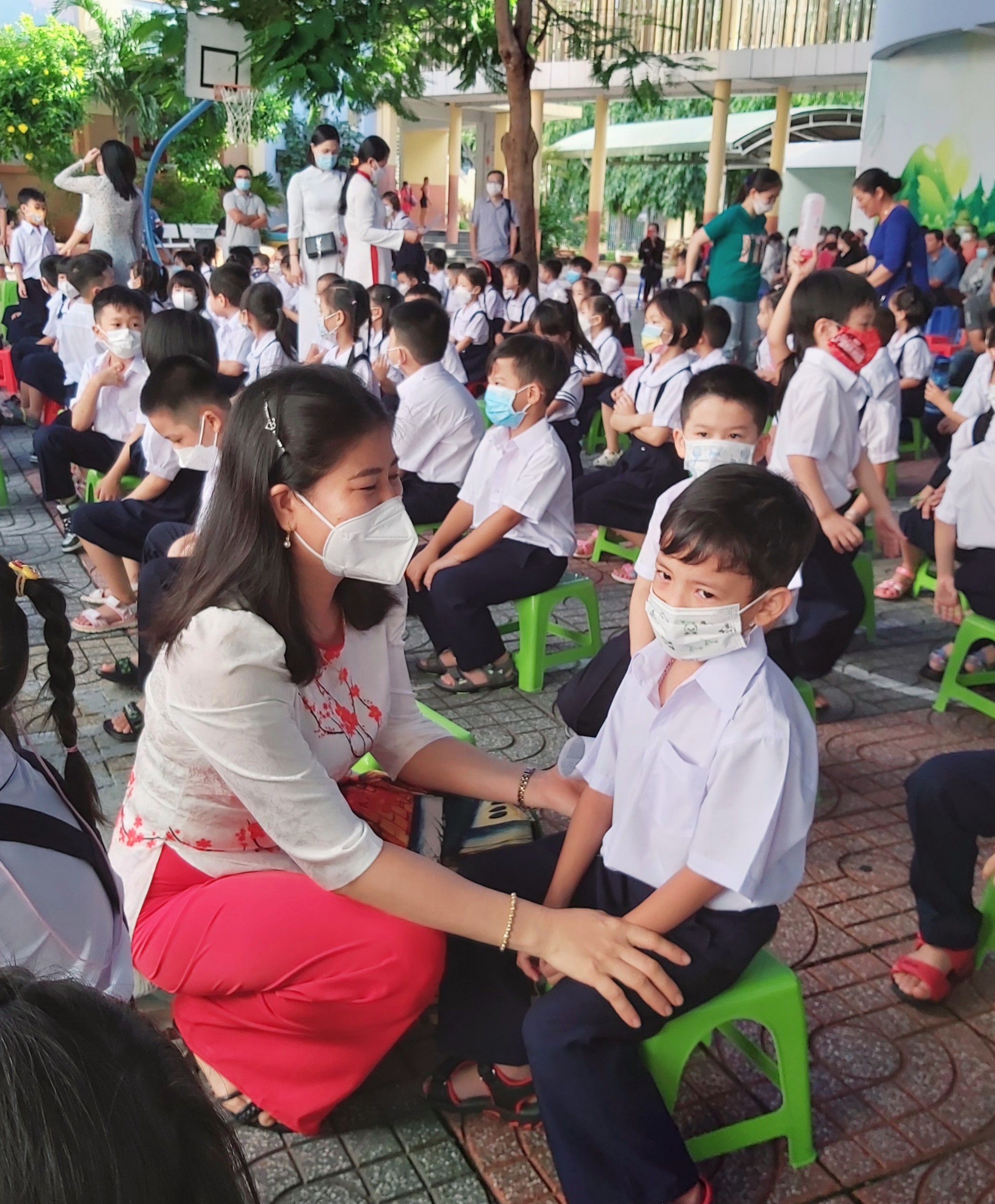 GV Trường TH Bùi Thị Xuân (TP. Vũng Tàu)  an ủi, vỗ về HS lớp 1 trong ngày tựu trường.