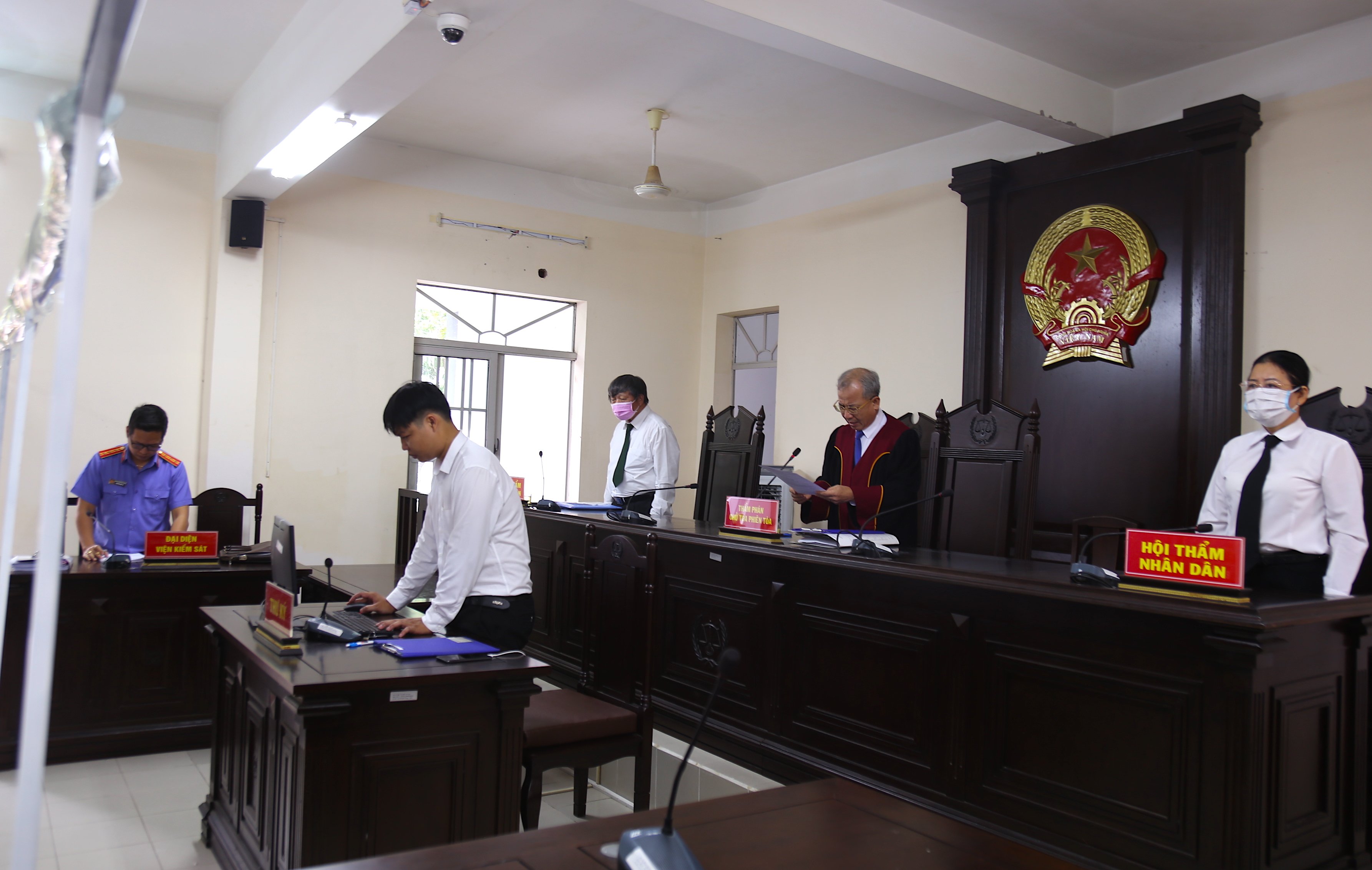 Do vắng nhiều người có quyền lợi và nghĩa vụ liên quan nên HĐXX quyết định hoãn phiên tòa.