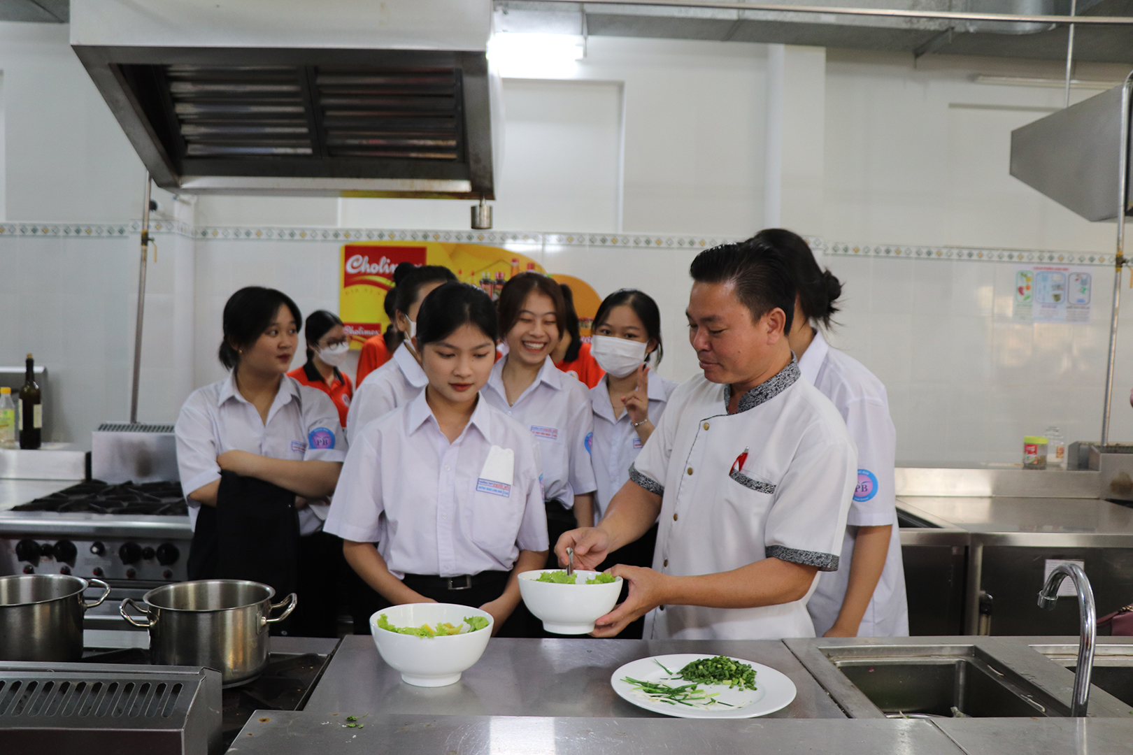 Học sinh Trường THPT Phước  Bửu trải nghiệm thực tế Ngành Kỹ thuật chế biến món ăn.