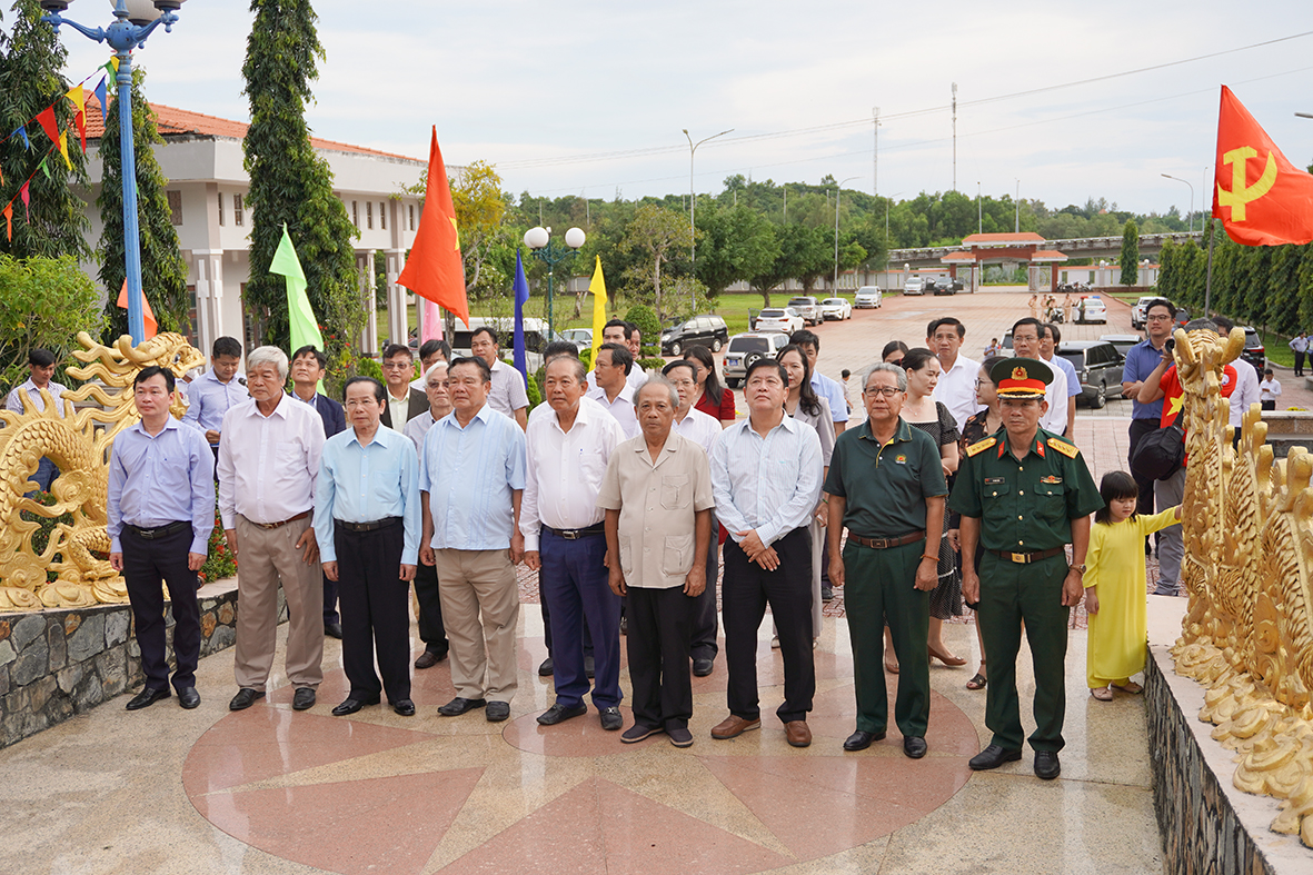 Các đại biểu tham dự lễ viếng.