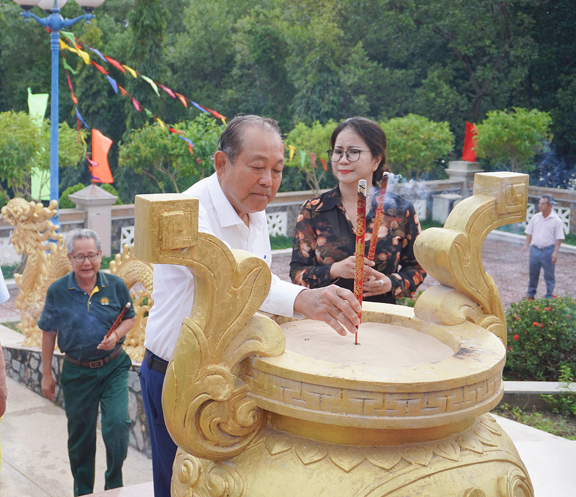 Ông Trương Hoà Bình, nguyên Uỷ viên Bộ Chính trị, nguyên Phó Thủ tướng Thường trực Chính phủ dâng hương tưởng nhớ công ơn các Anh hùng liệt sĩ, cán bộ, chiến sĩ các đoàn tàu không số. 