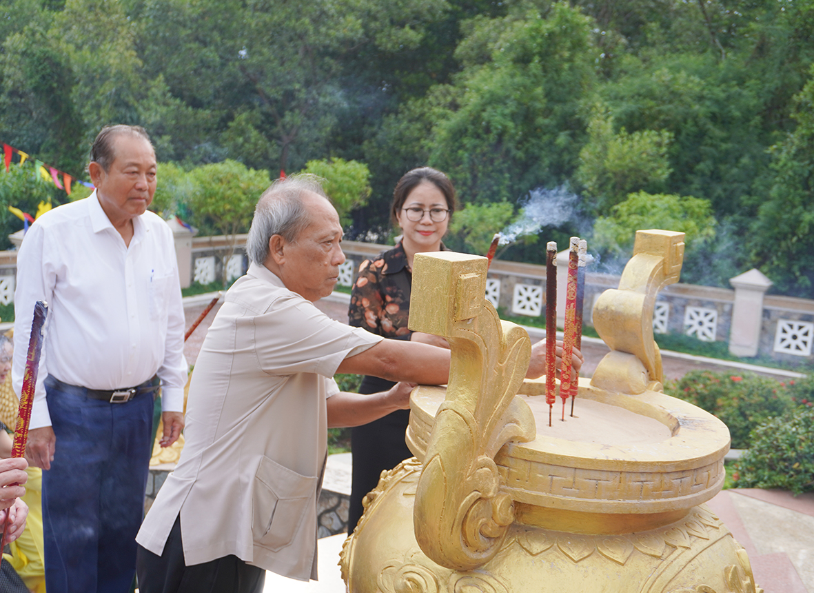 Ông Nguyễn Tuấn Minh, nguyên Uỷ viên Trung ương Đảng, nguyên Bí thư Tỉnh uỷ dâng hương tưởng nhớ công ơn các Anh hùng liệt sĩ, cán bộ, chiến sĩ các đoàn tàu không số
