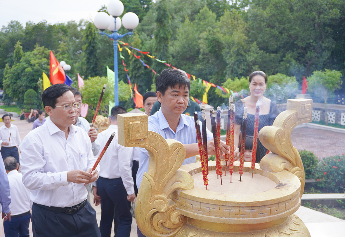 Lãnh đạo các sở, ban, ngành của tỉnh dâng hương tưởng nhớ công ơn các Anh hùng liệt sĩ, cán bộ, chiến sĩ các đoàn tàu không số