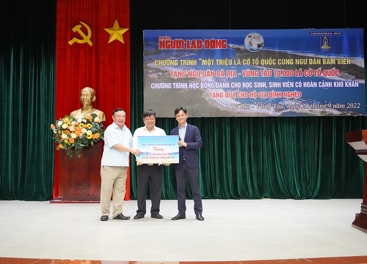 Ông Đậu Thế Anh, đại diện Công ty CP Du lịch Cáp treo Vũng Tàu và nguyên Thứ trưởng Bộ Công an Nguyễn Khánh Toàn tặng bảng tượng trưng 1000 vé tham quan Hồ Mây Park cho HS có hoàn cảnh khó khăn trên địa bàn tỉnh.