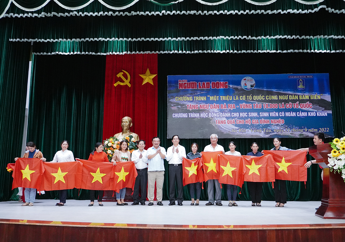 Lãnh đạo tỉnh, Ban Liên lạc học sinh miền Nam Trung ương, Báo Người lao động tặng cờ  Tổ quốc cho ngư dân huyện Xuyên Mộc.