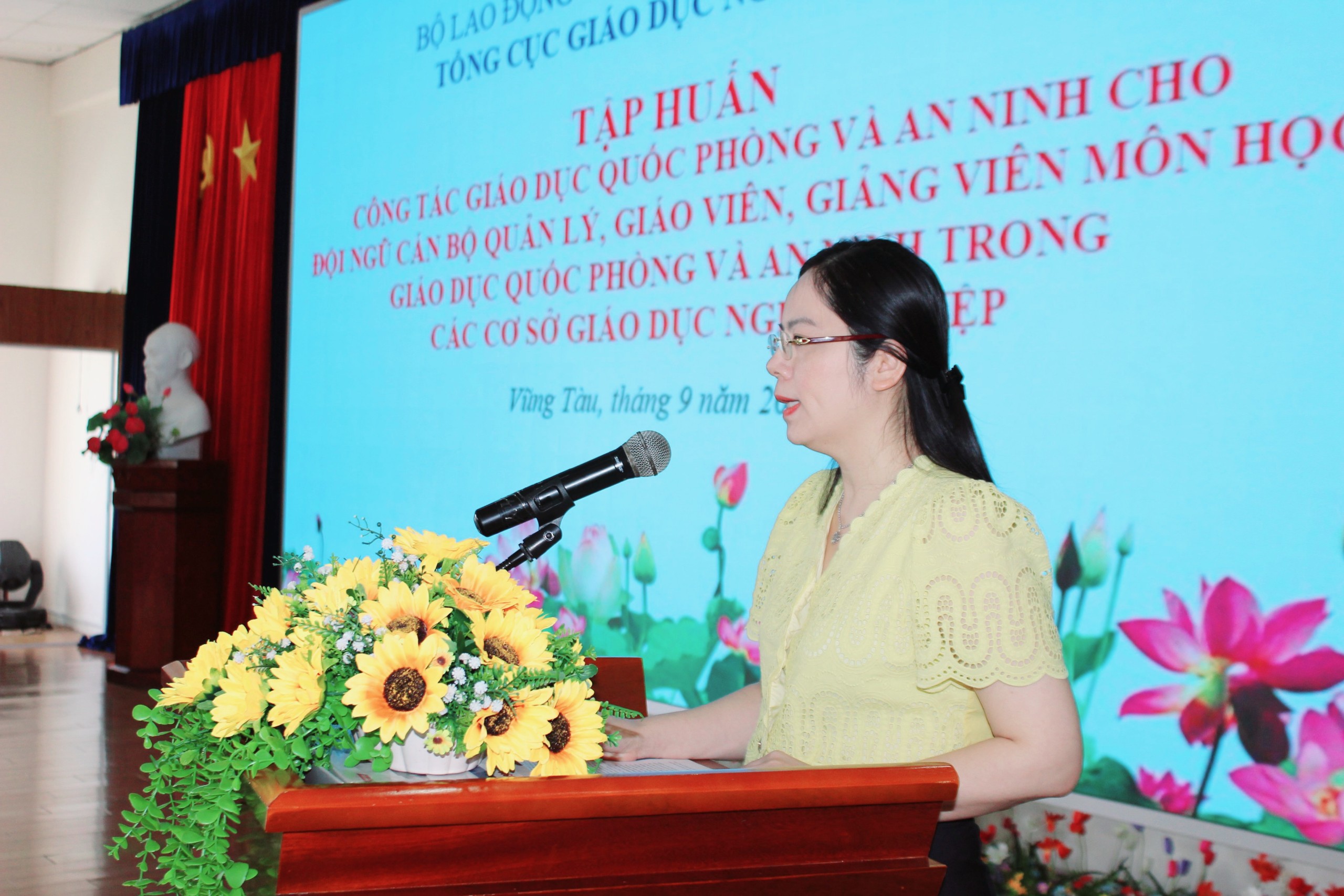 Vụ trưởng Vụ Công tác học sinh, sinh viên Trần Minh Huyền phát biểu khai mạc hội nghị.