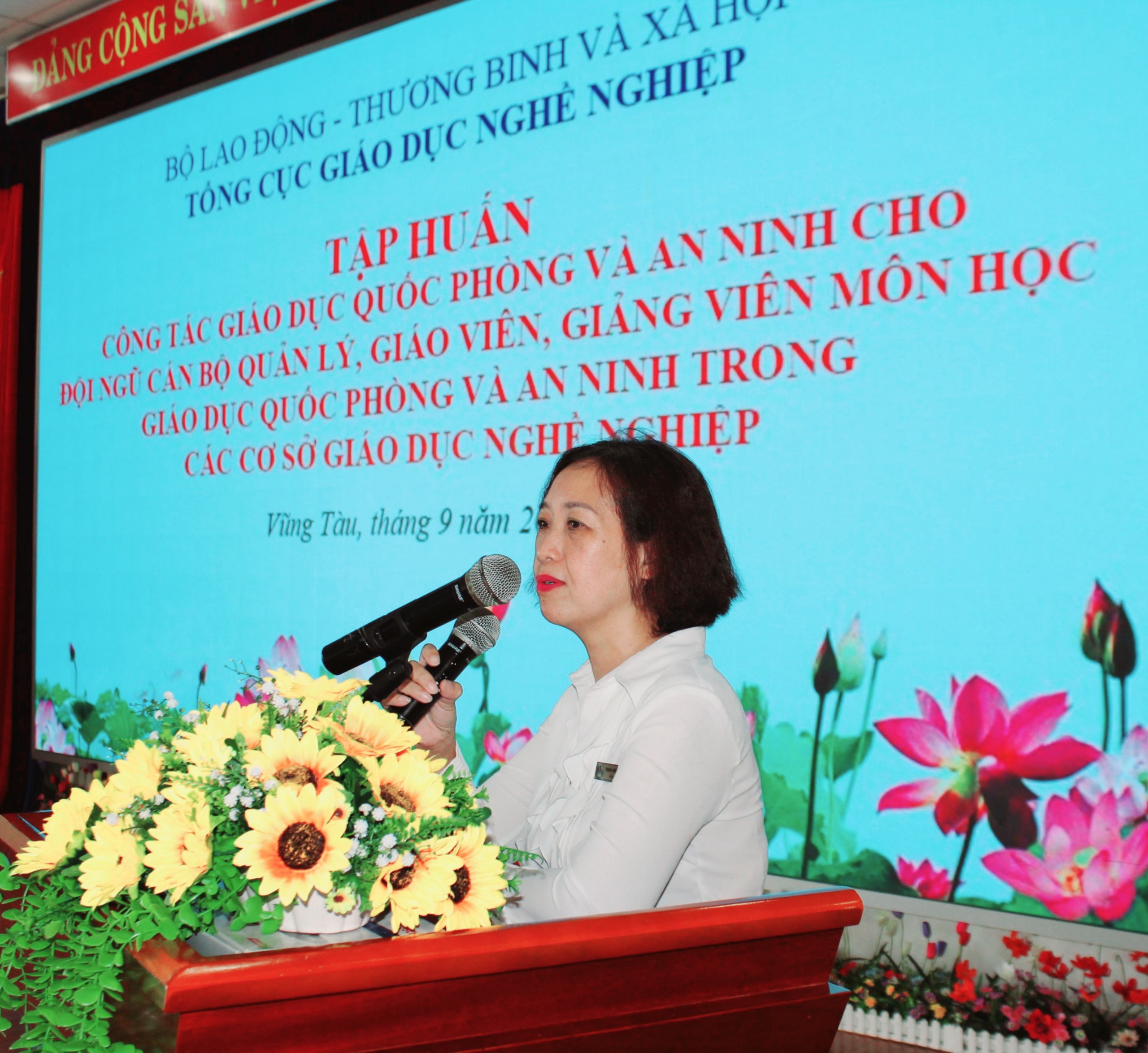 Bà Đinh Bích Diệp, Hiệu trưởng Trường CĐ Du lịch Vũng Tàu, đại diện đơn vị đăng cai phát biểu tại hội nghị.