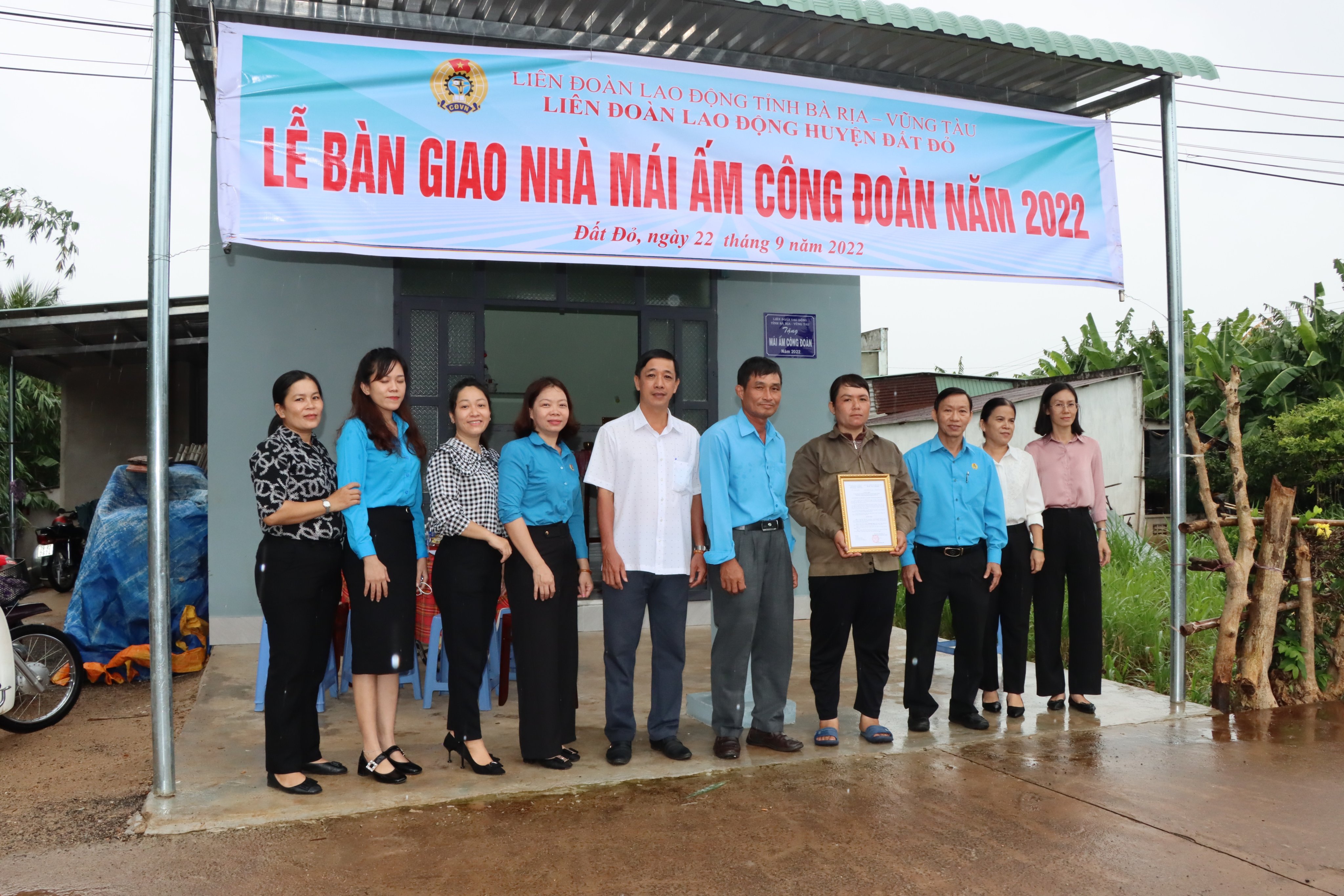 ông Nguyễn Châu Trinh, Phó chủ tịch LĐLĐ tỉnh trao quyết định bàn giao nhà cho gia đình chị Nguyễn Thị Bé.