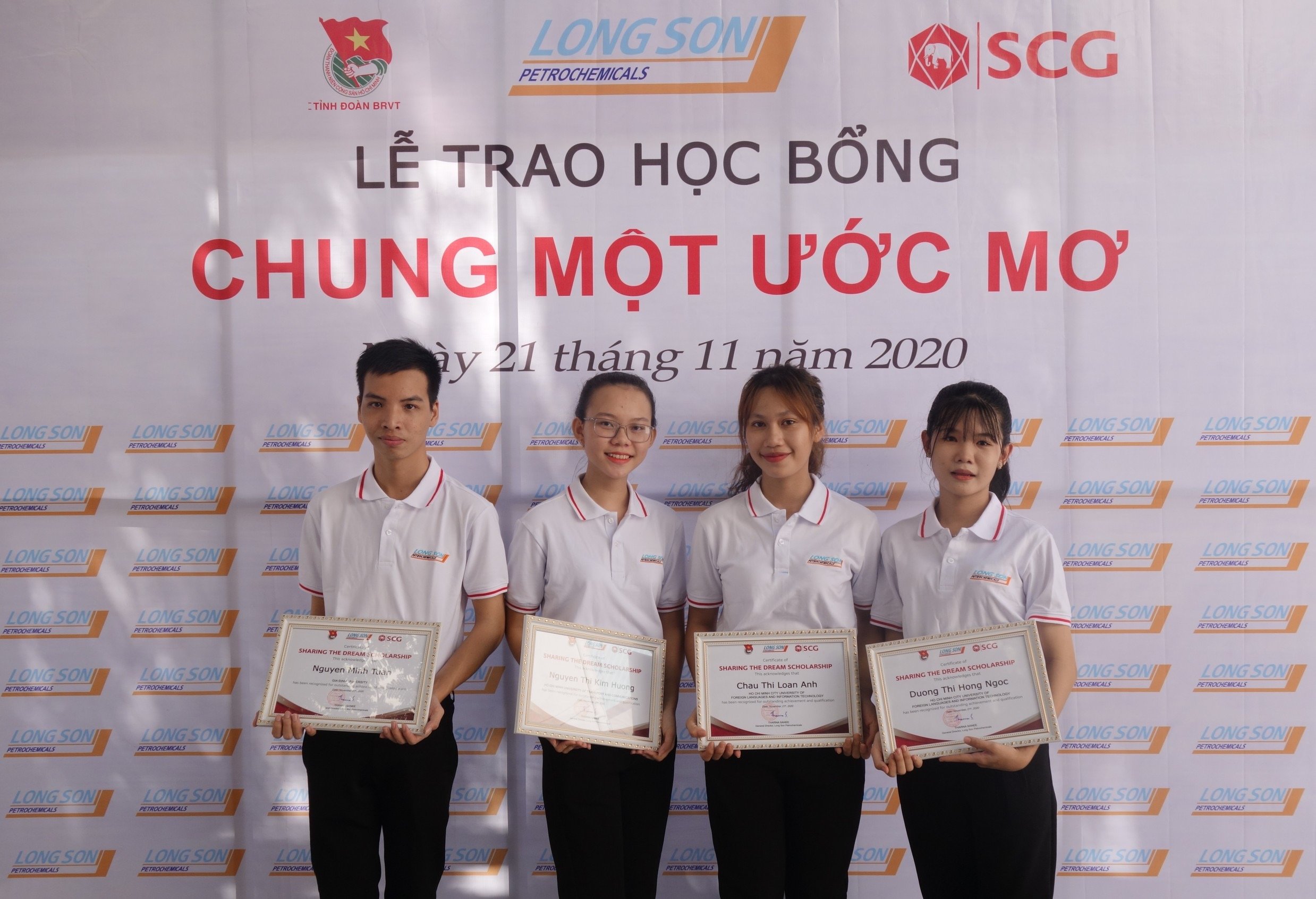 4 học sinh xã Long Sơn nhận học bổng năm 2020.
