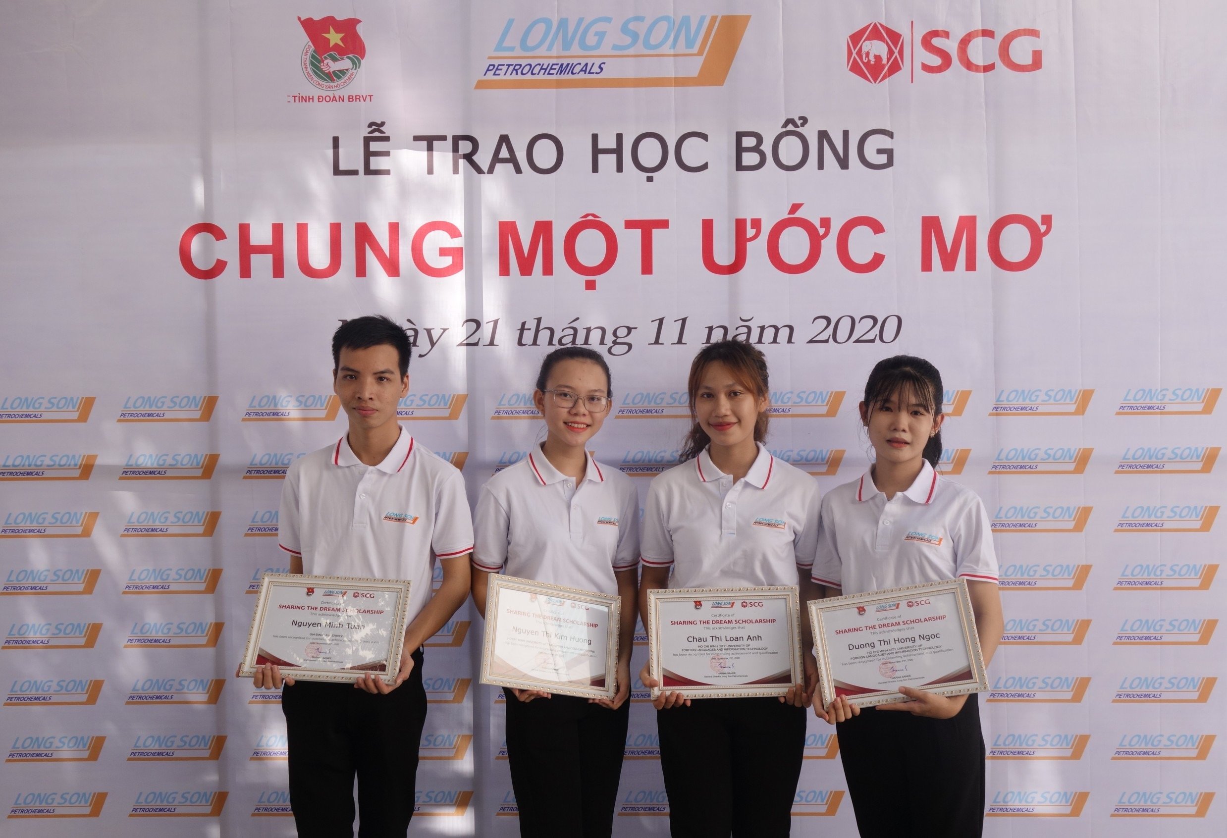 4 học sinh xã Long Sơn nhận học bổng năm 2020.