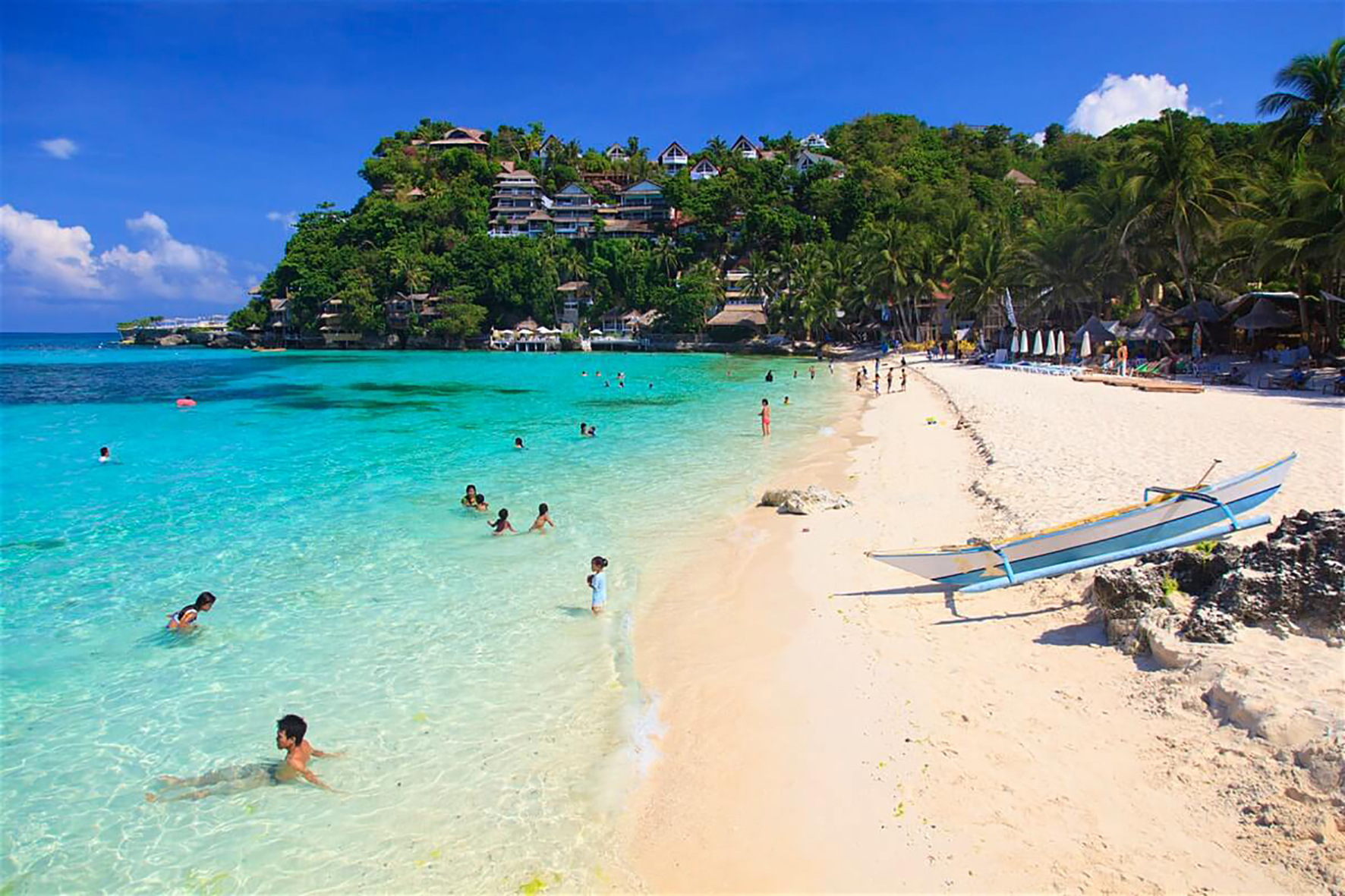 Du khách nghỉ dưỡng tại Boracay- Philippines.