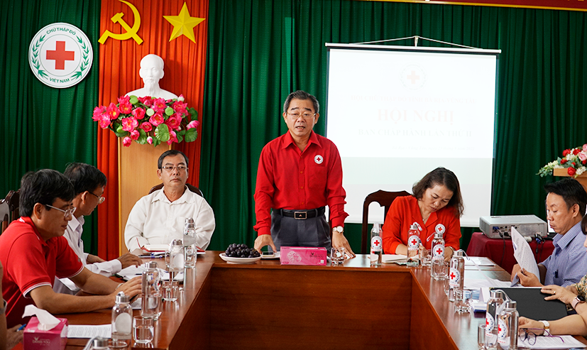 Ông Lê Văn Hậu, Chủ tịch Hội Chữ Thập Đỏ Tỉnh, phát biểu tại hội nghị