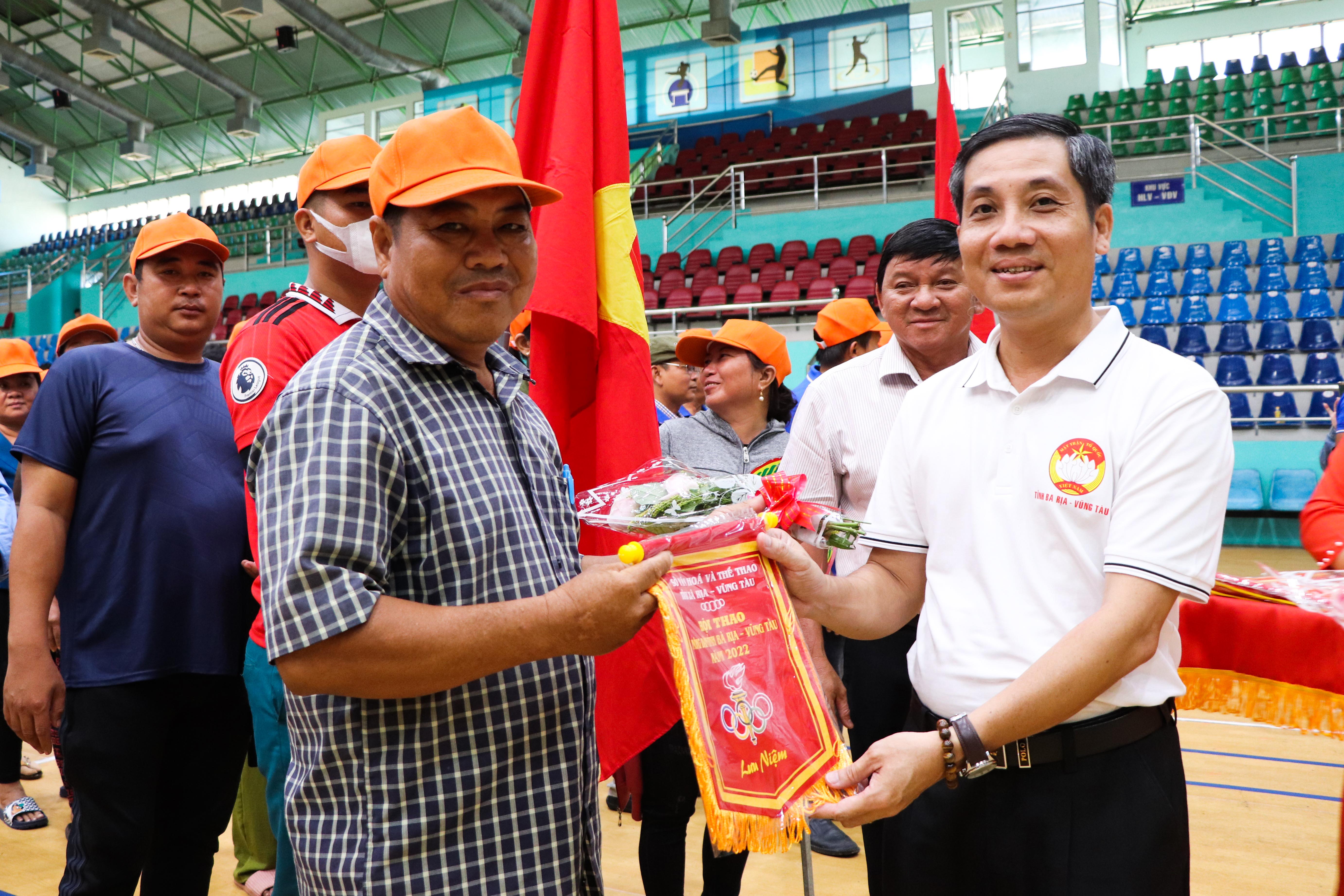 Ông Nguyễn Kế Toại, Phó Chủ tịch ủy ban MTTQ Việt Nam tỉnh trao Cờ lưu niệm cho các đội thi.