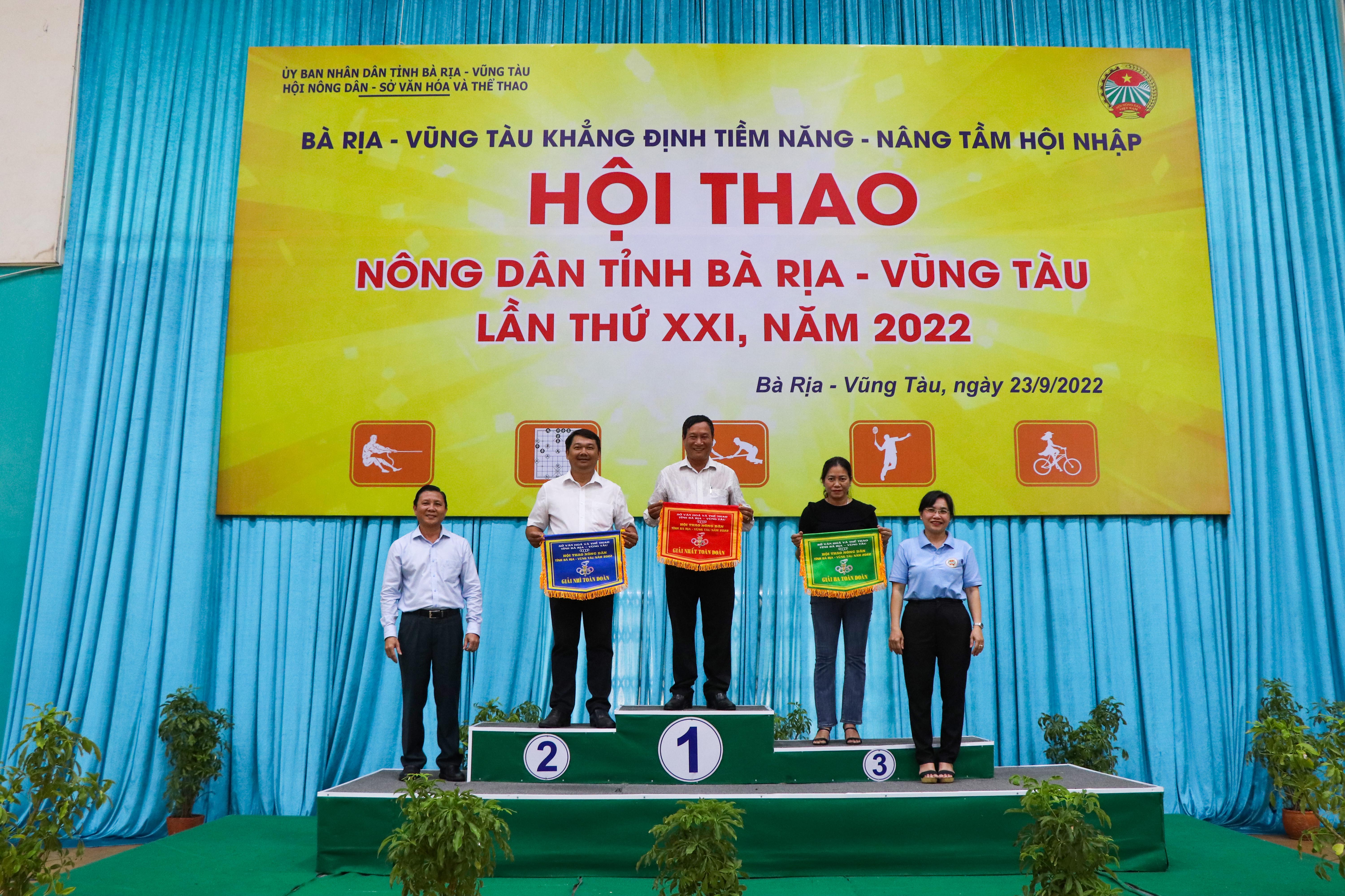 Ông Mai Minh Quang (bên trái), Chủ tịch Hội Nông dân tỉnh trao giải đồng đội cho các đơn vị: Hội Nông dân huyện Châu Đức, Hội Nông dân huyện Xuyên Mộc và Hội Nông dân TX. Phú Mỹ.