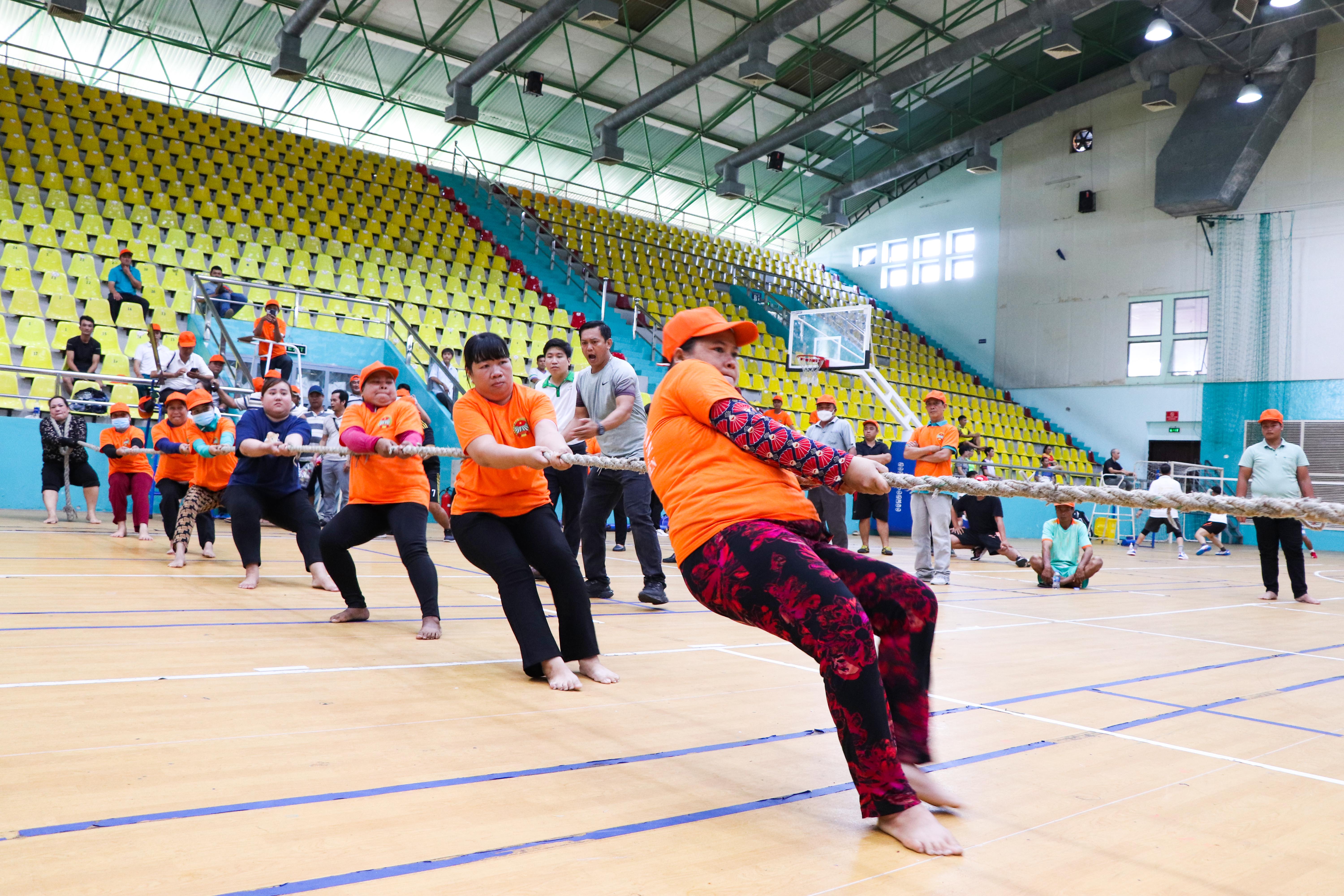Các đội tranh môn thi kéo co nữ.