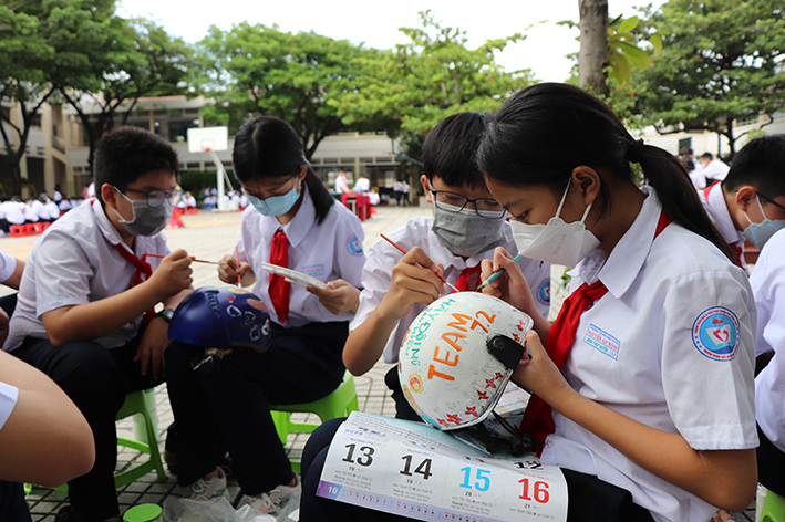 Các em học sinh lớp 7.2 chăm chú thực hiện tác phẩm của mình.