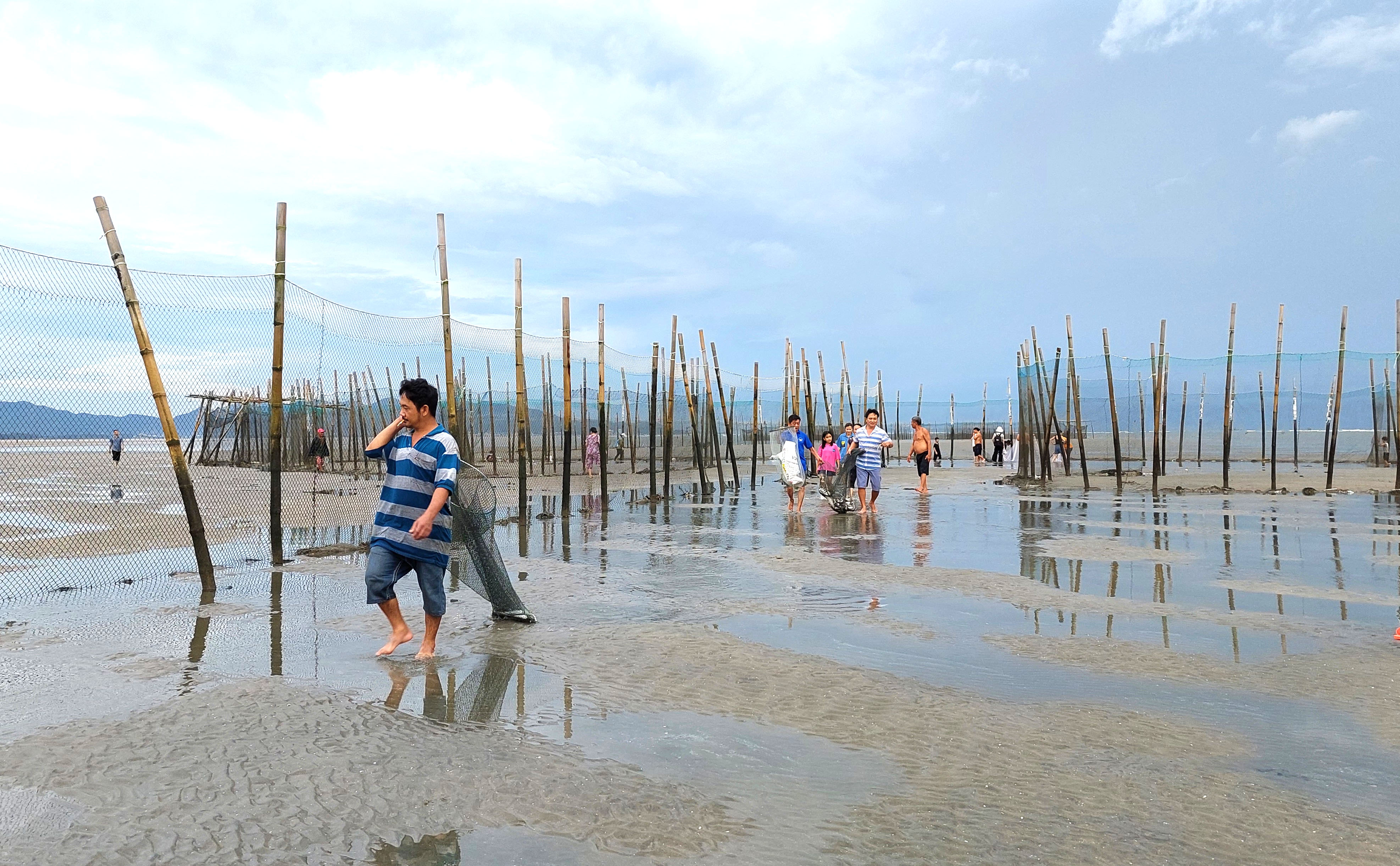 Rất đông người dân, du khách tới khám phá, trải nghiệm dịch vụ bao đăng bắt cá ở khu vực biển Đồi Nhái,  TP. Vũng Tàu.