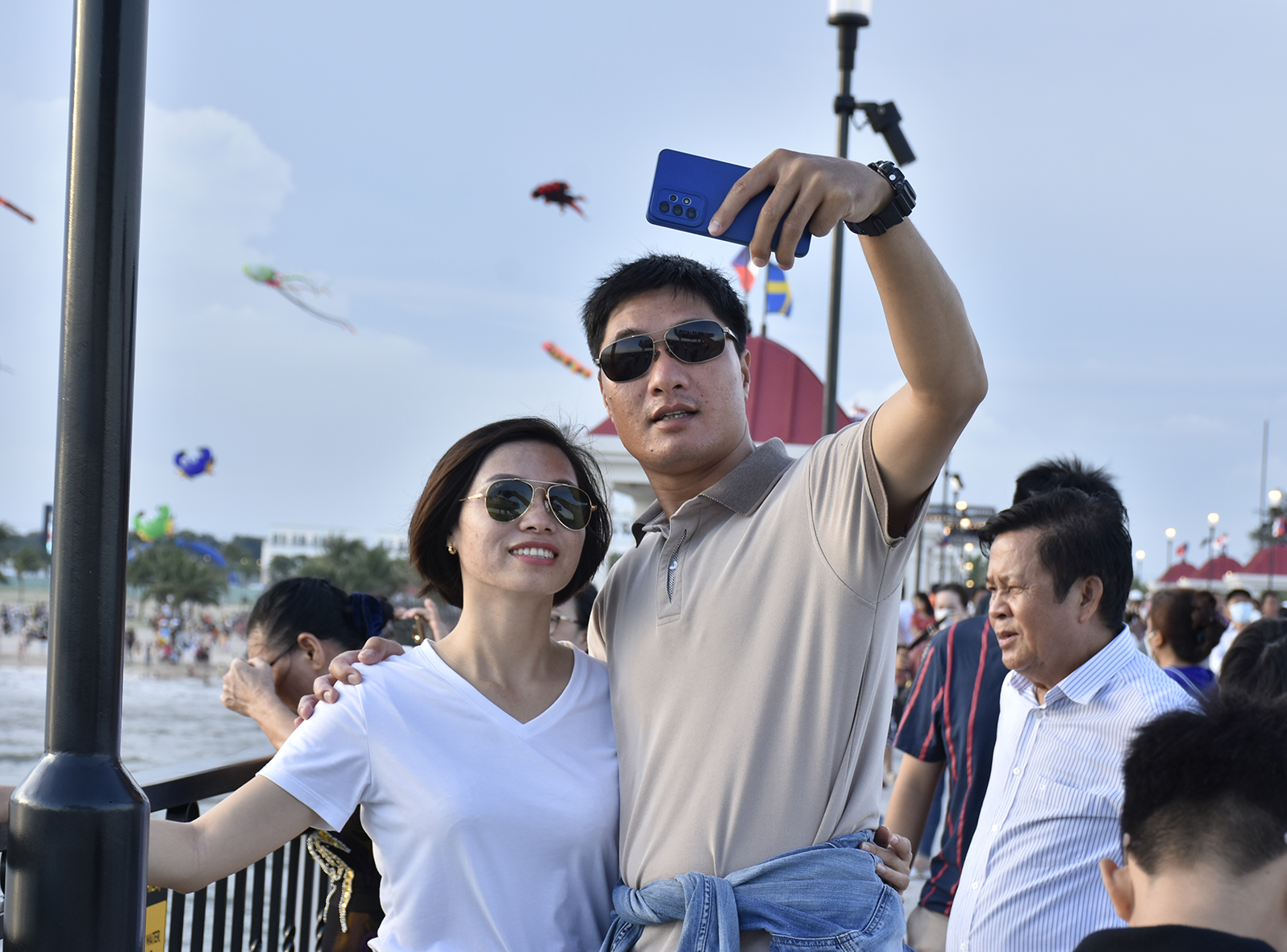 Cầu ngắm biển Hồ Tràm thu hút đông khách.