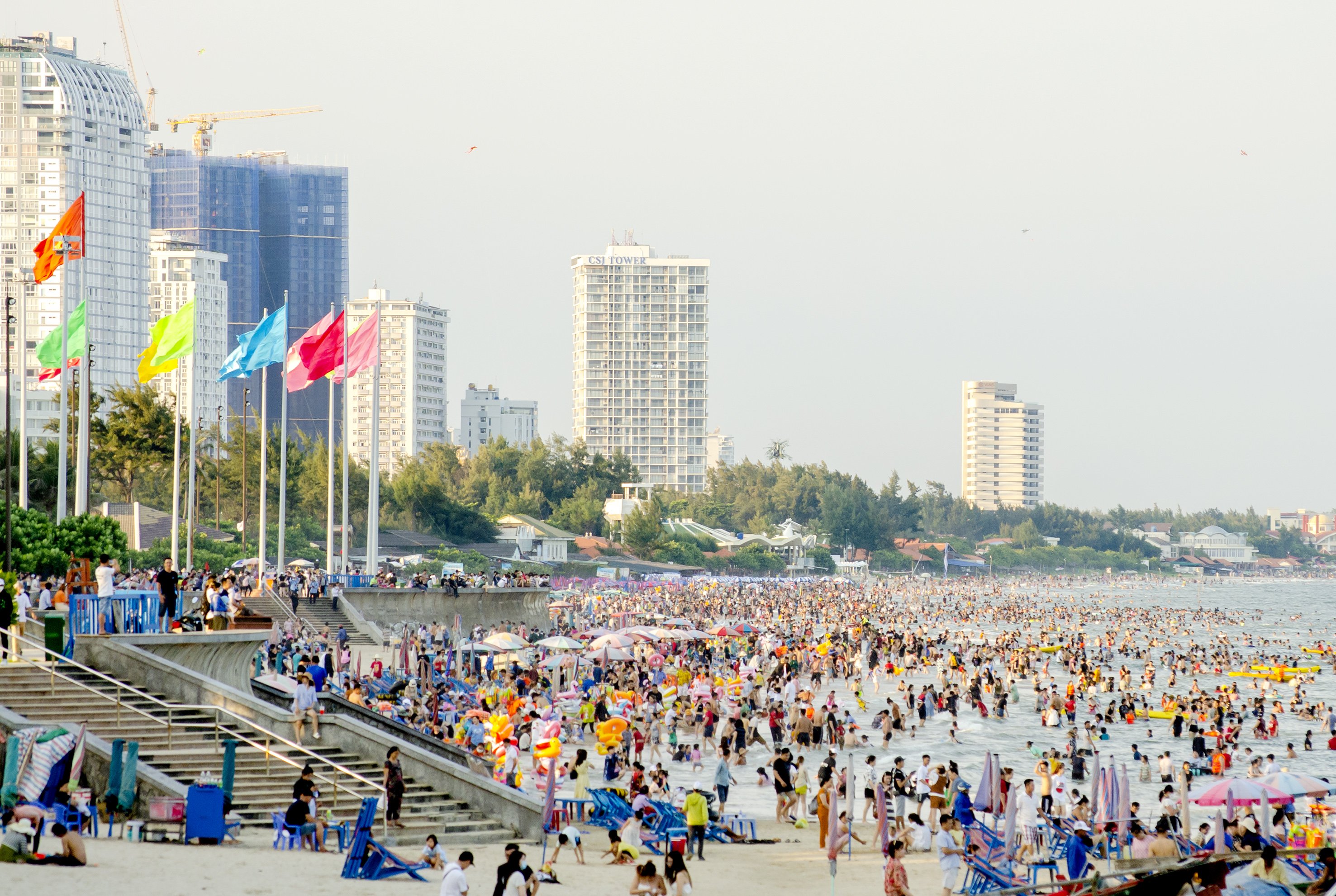 9 tháng năm 2022, doanh thu dịch vụ lưu trú, ăn uống của TP. Vũng Tàu ước 5.593 tỷ đồng, tăng 86,5% so với cùng kỳ. Trong ảnh: Khách tắm biển tại Bãi Sau TP.Vũng Tàu trong dịp lễ 2/9.