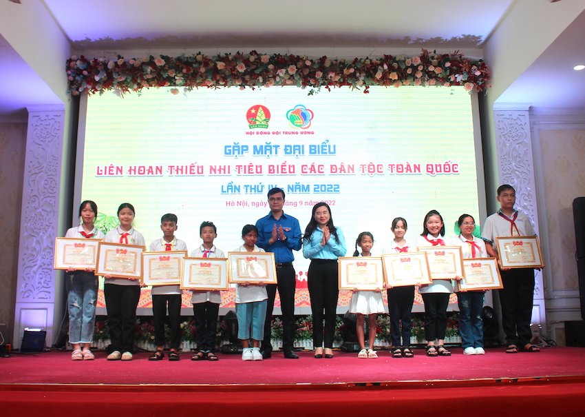 Em Đào Văn Nhân (lớp 7A1, thứ 3 từ trái qua) nhận Bằng khen là thiếu nhi tiêu biểu các dân tộc thiểu số toàn quốc lần thứ IV, năm 2022. Ảnh: ĐÀO VĂN TRUNG.