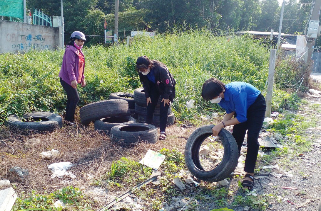 Tại những khu đất trống, thưa dân, đoàn viên thanh niên tổ chức dọn dẹp, đổ nước đọng ở các vật dụng.