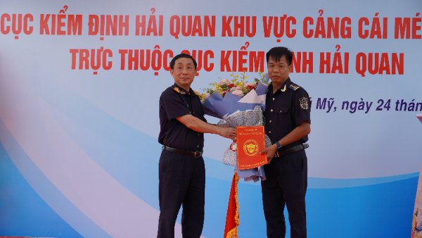 Ông Hoàng Việt Cường, Phó Tổng cục trưởng Tổng cục Hải quan trao quyết định thành lập Chi cục Kiểm định Hải quan khu vực Cảng Cái Mép - Thị Vải cho ông Lâm Đại Tú, Chi cục Trưởng Chi cục Kiểm định hải quan khu vực cảng Cái Mép - Thị Vải.