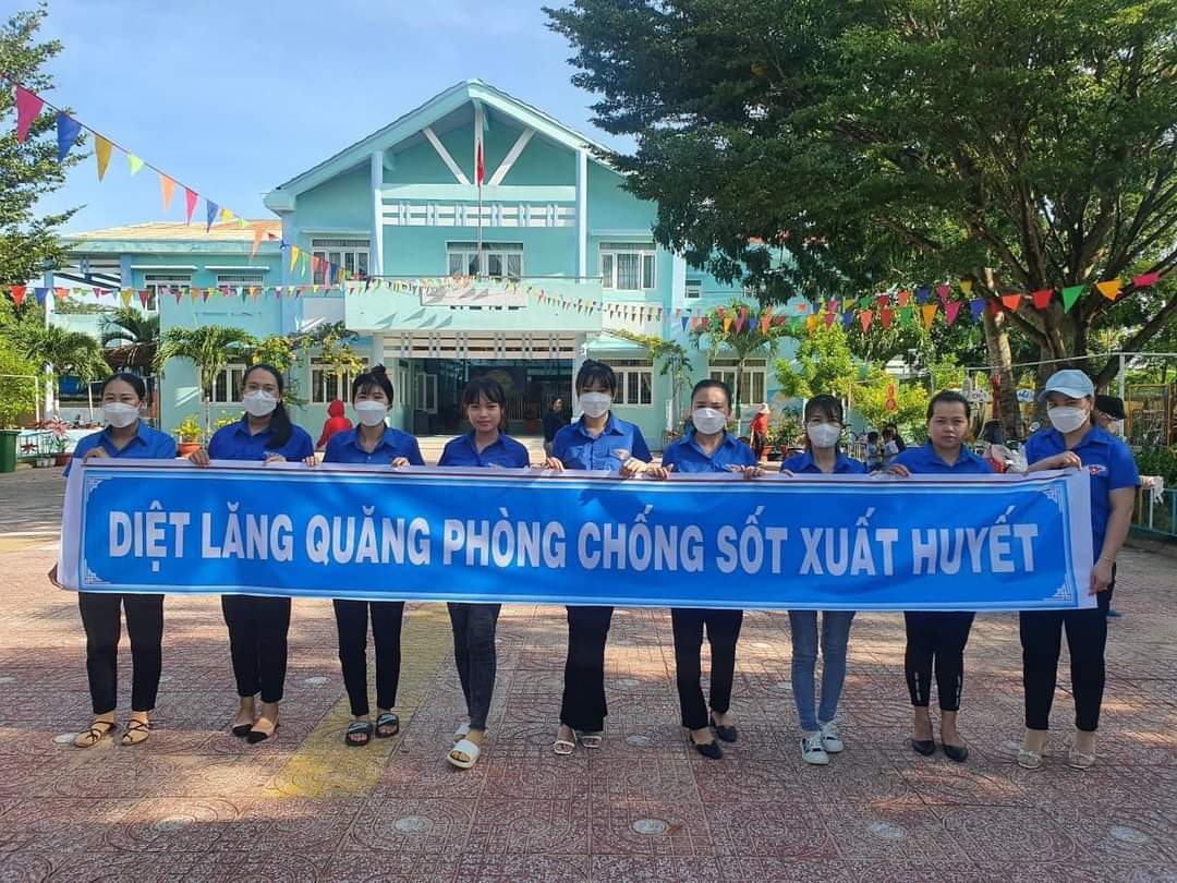 ĐVTN cùng giơ cao khẩu hiệu 