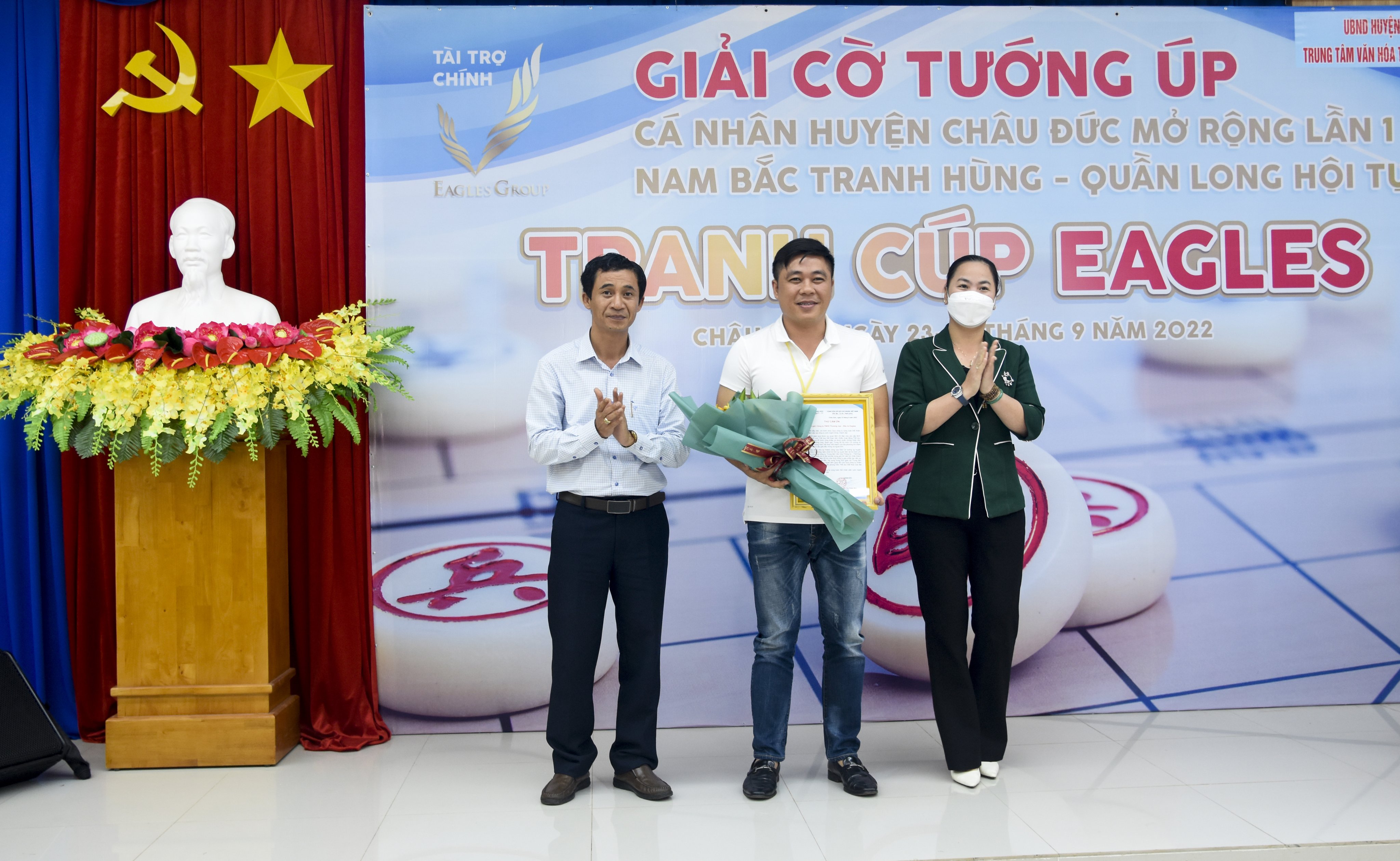 Ban tổ chức trao hoa và thư cảm ơn cho đơn vị tài trợ.