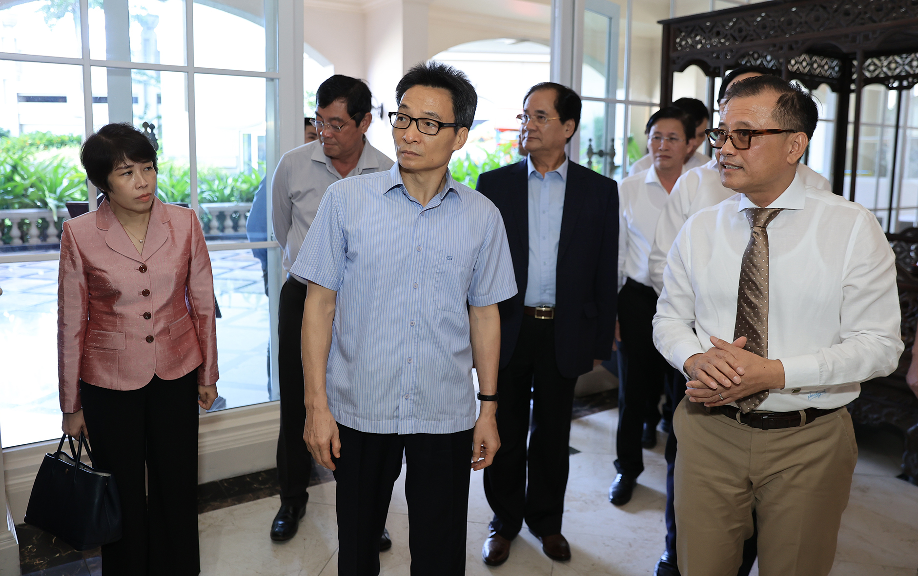 Ông Huỳnh Trung Nam, Chủ tịch HĐQT Tập đoàn Imperial (bìa phải) giới thiệu với Phó Thủ tướng Chính phủ Vũ Đức Đam cơ sở vật chất IIHC.