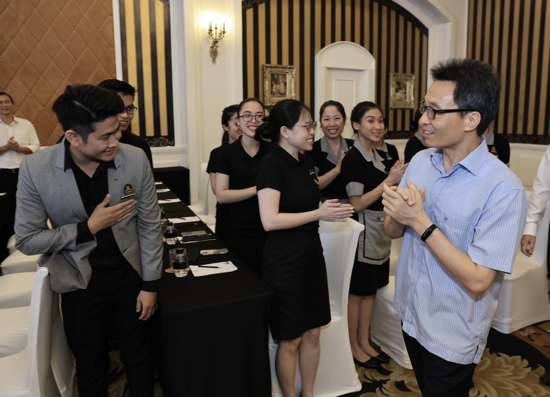Phó Thủ tướng Chính phủ Vũ Đức Đam trò chuyện với sinh viên IIHC.
