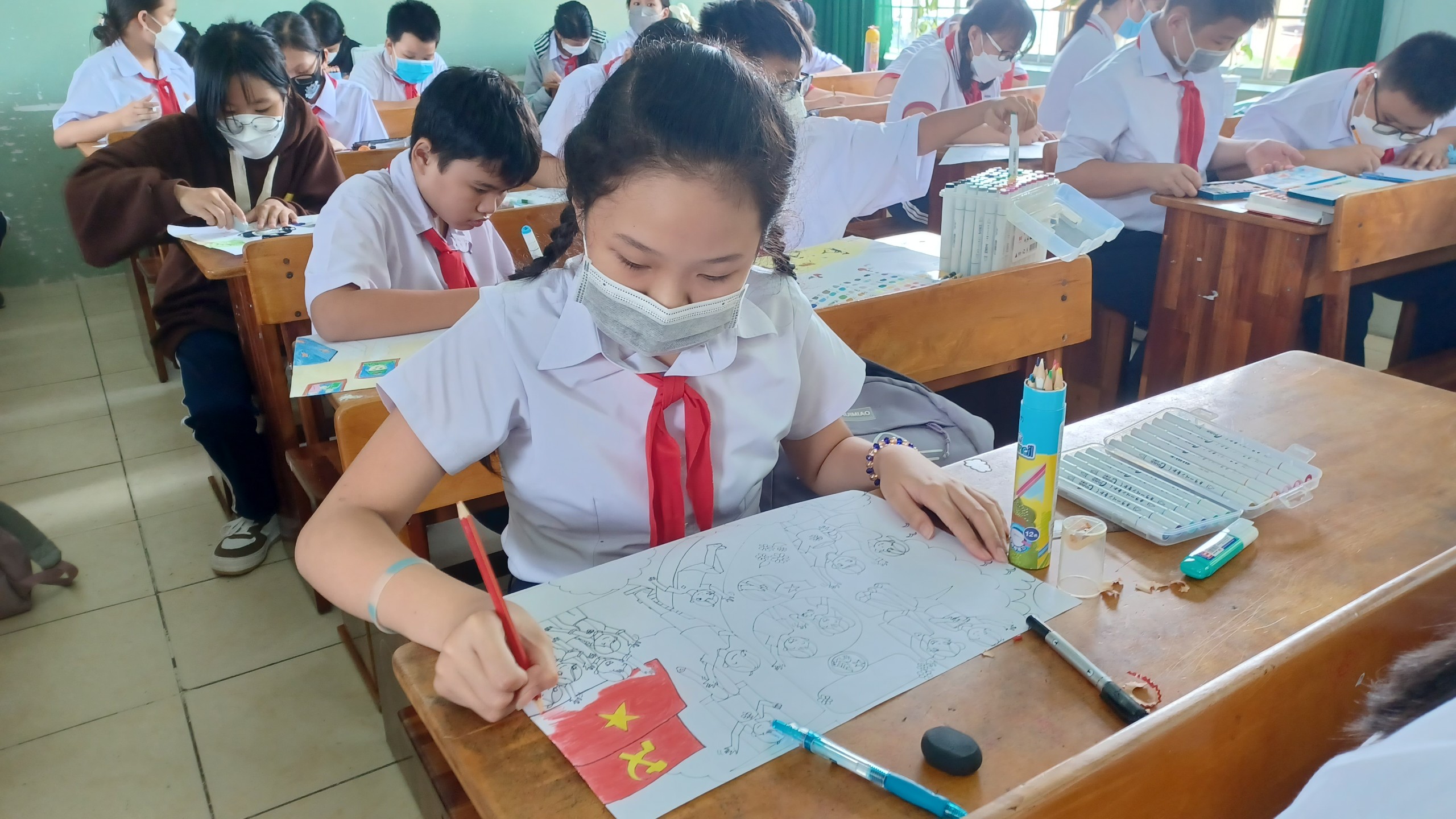 Thí sinh khối THCS với phần thi vẽ tranh của mình.
