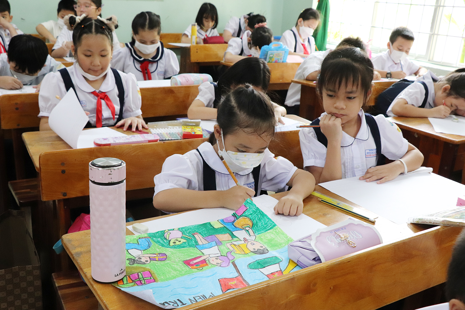 Các em thí sinh khối tiểu học thể hiện nét vẽ trong sáng, ngây thơ tại Hội thi.