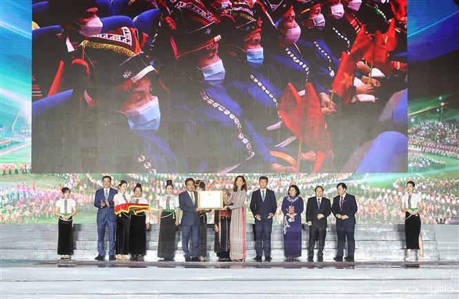 Thứ trưởng Bộ Văn hoá, Thể thao và Du lịch Hoàng Đạo Cương, đại diện Bộ Văn hóa-Thể thao và Du lịch đón nhận Bằng của UNESCO ghi danh 