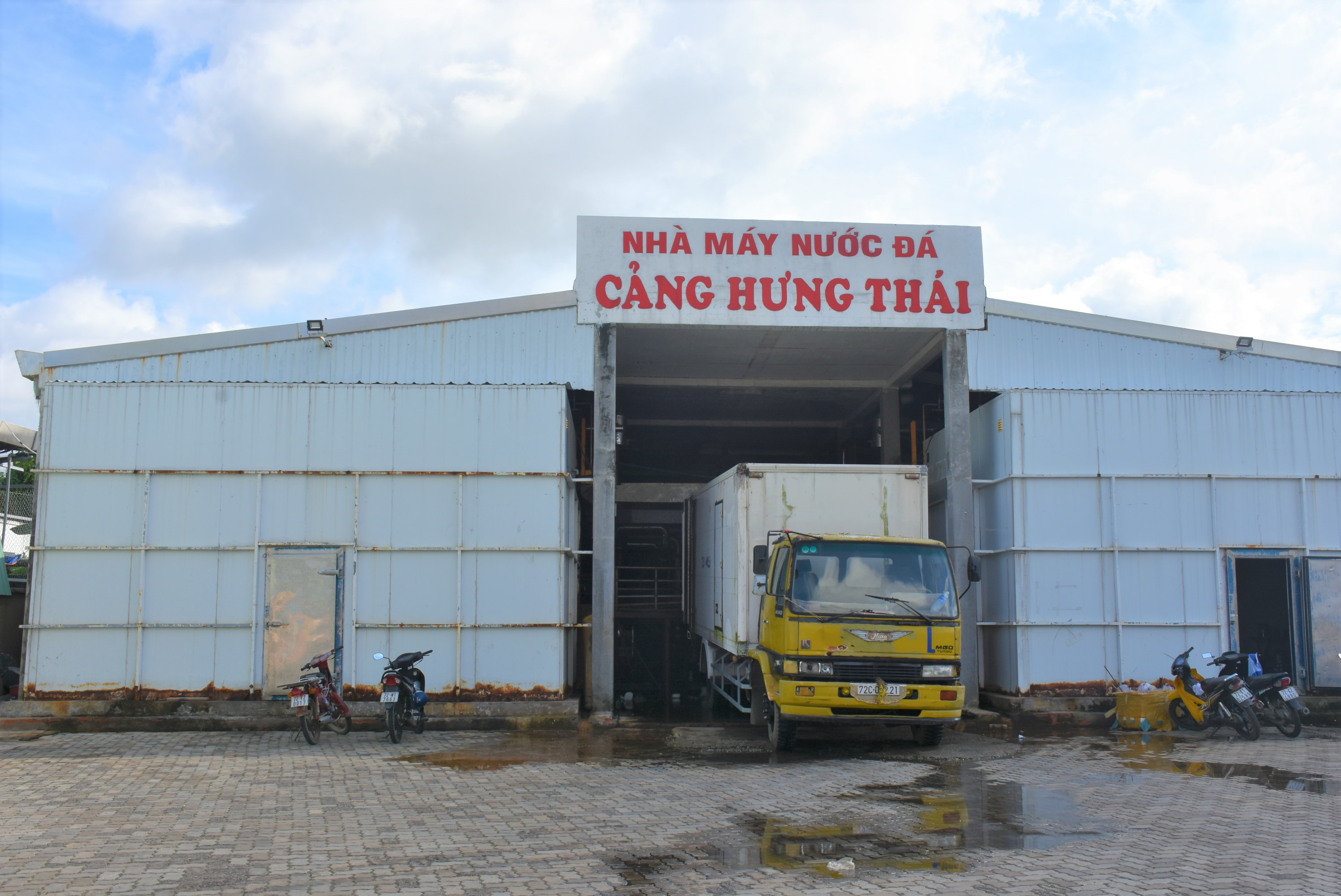 Nhà máy sản xuất đá với công suất 3.000 cây đá/ngày tại cảng Dịch vụ hậu cần thủy sản Hưng Thái (huyện Long Điền).
