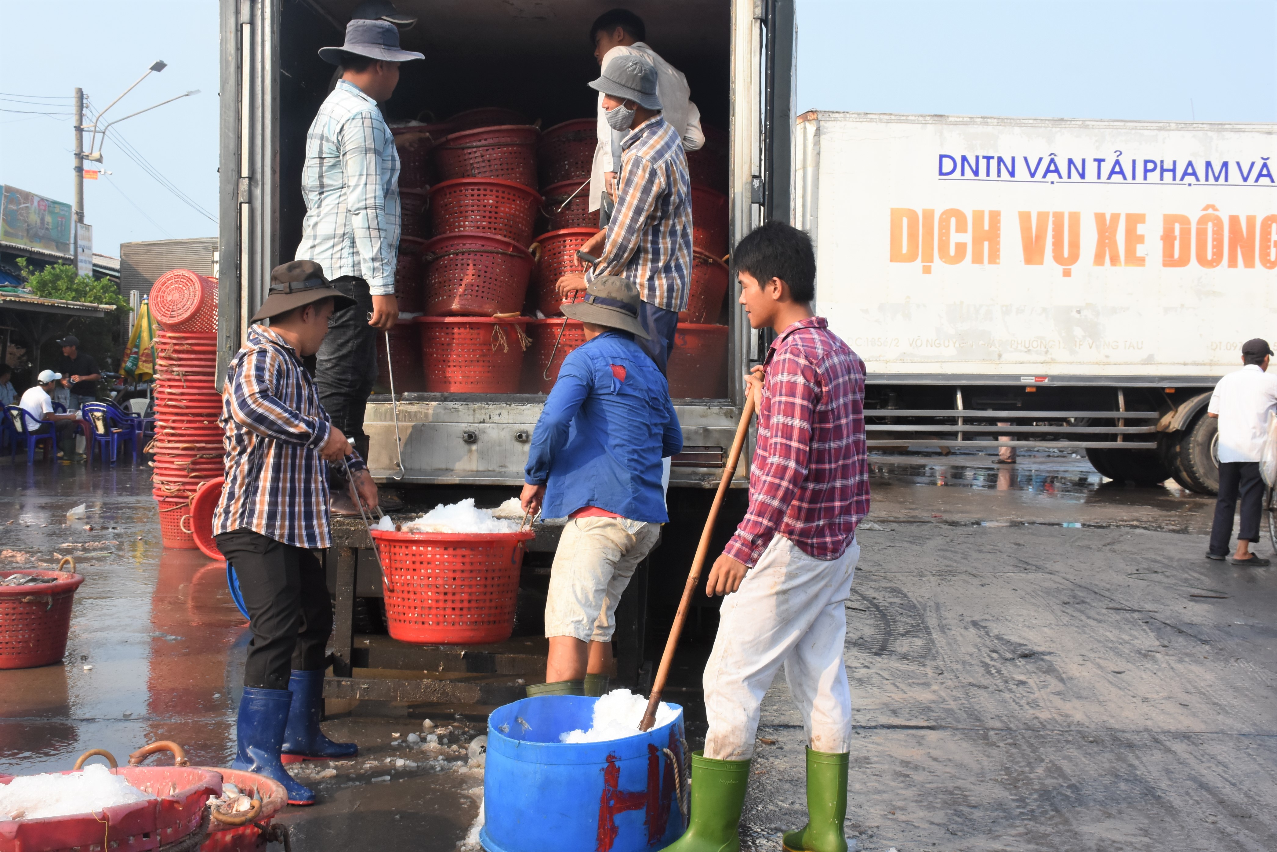 Dịch vụ hậu cần nghề cá trên địa bàn tỉnh đang không ngừng phát triển.  Trong ảnh: Người lao động vận chuyển đá cho cho tàu cá tại cảng Hưng Thái  (huyện Long Điền).