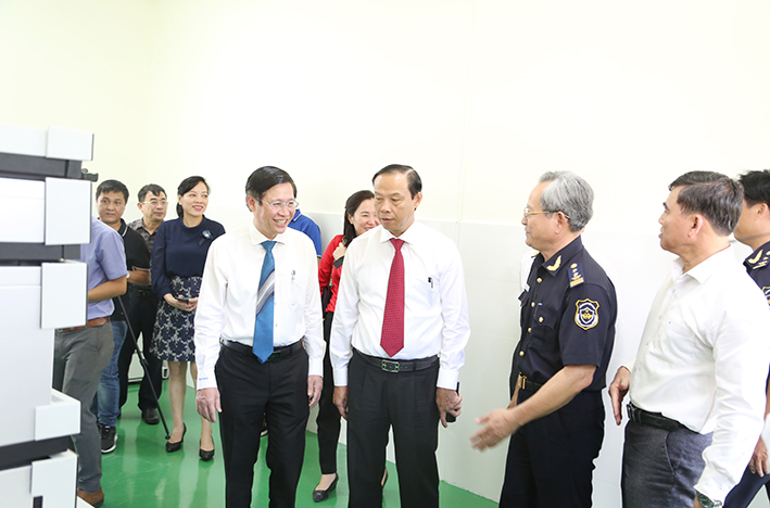 Lãnh đạo tỉnh tham quan quy trình vận hành, kiểm tra tại Chi cục Kiểm định Hải quan khu vực cảng CM-TV.