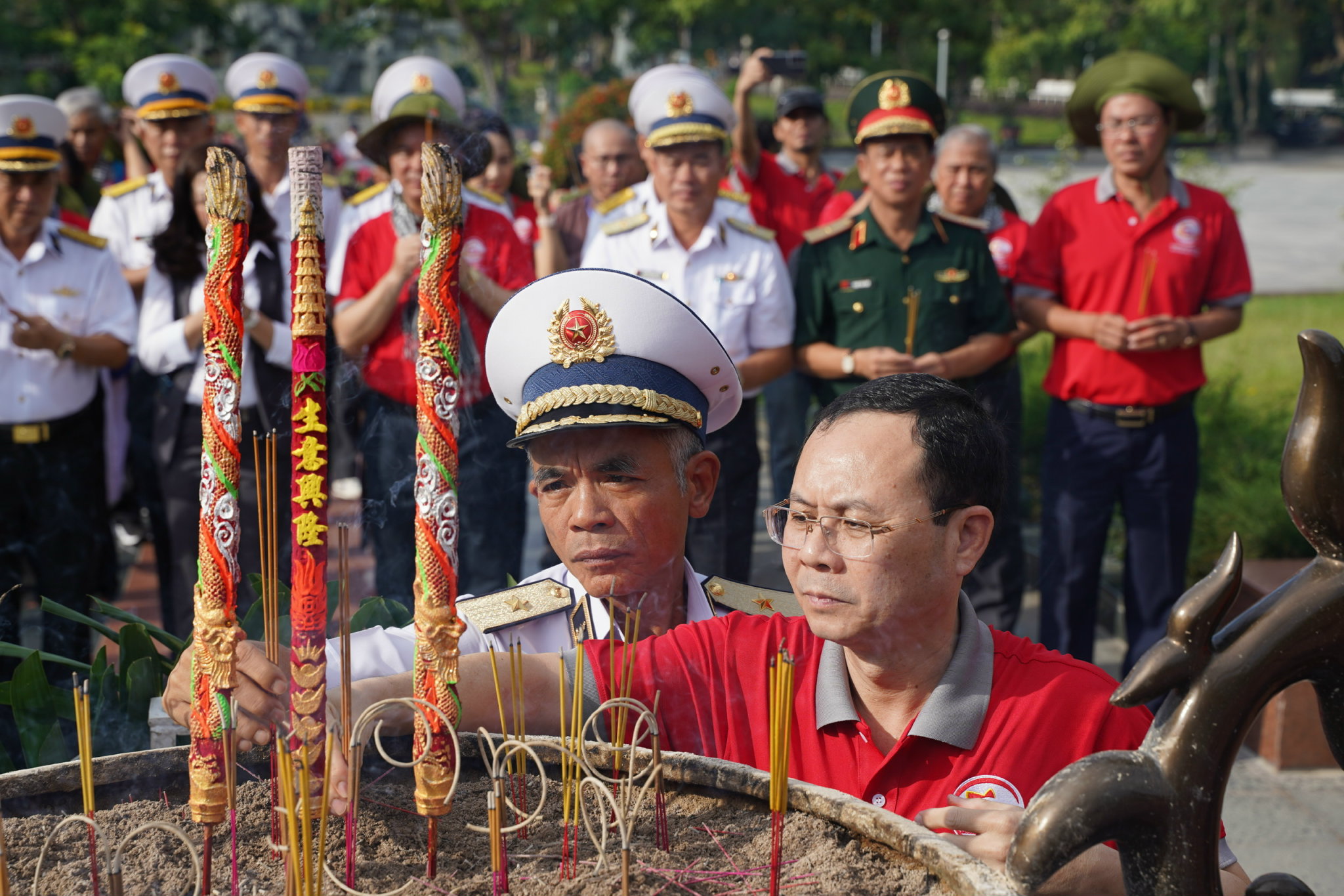 Phó Bí thư Thành ủy TP. Hồ Chí Minh Nguyễn Văn Hiếu và Chuẩn Đô đốc Lương Việt Hùng, Phó Tư lệnh Quân chủng Hải quân dâng hương tại nghĩa trang Hàng Dương