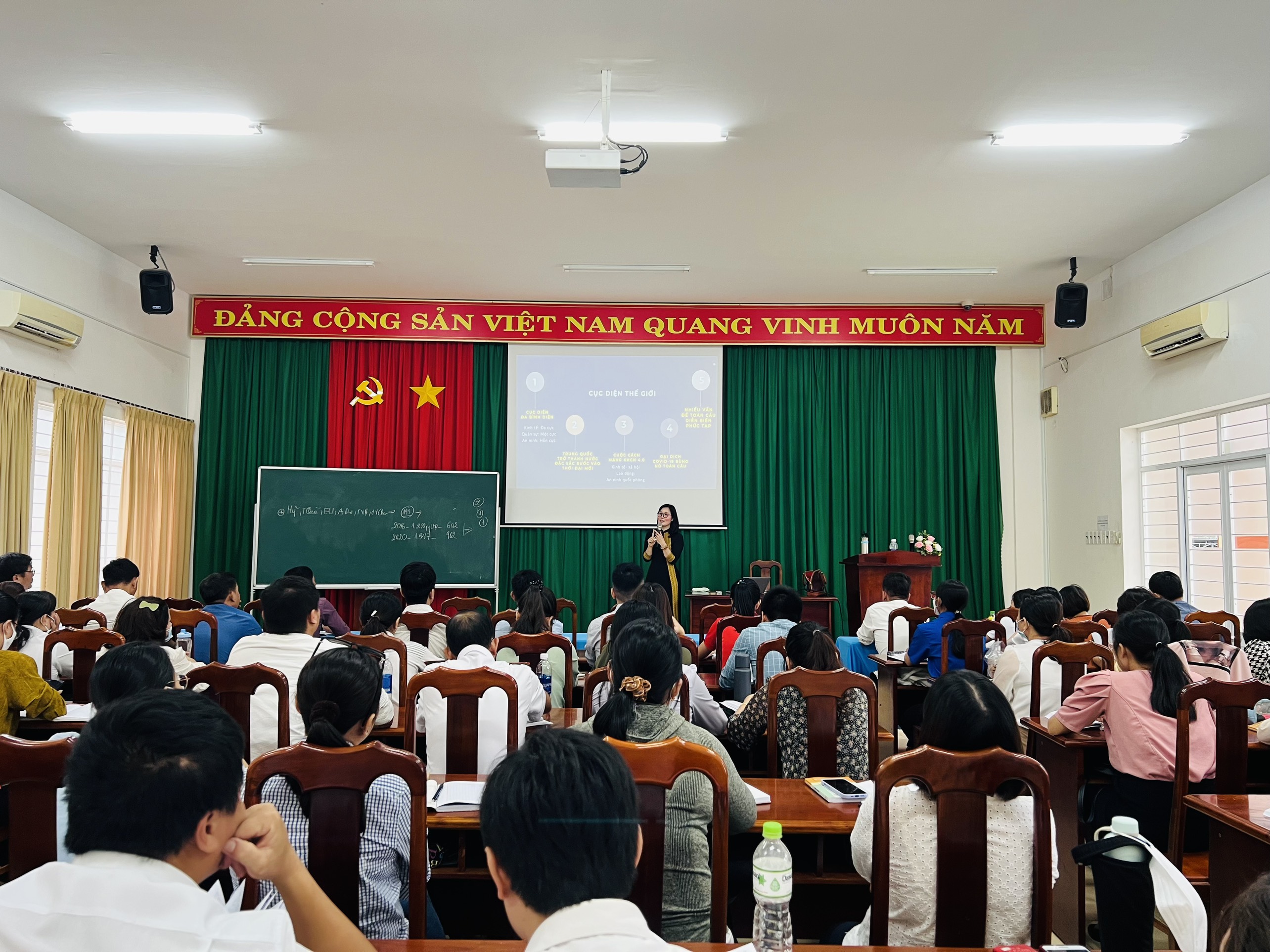 Quang cảnh lớp bồi dưỡng.