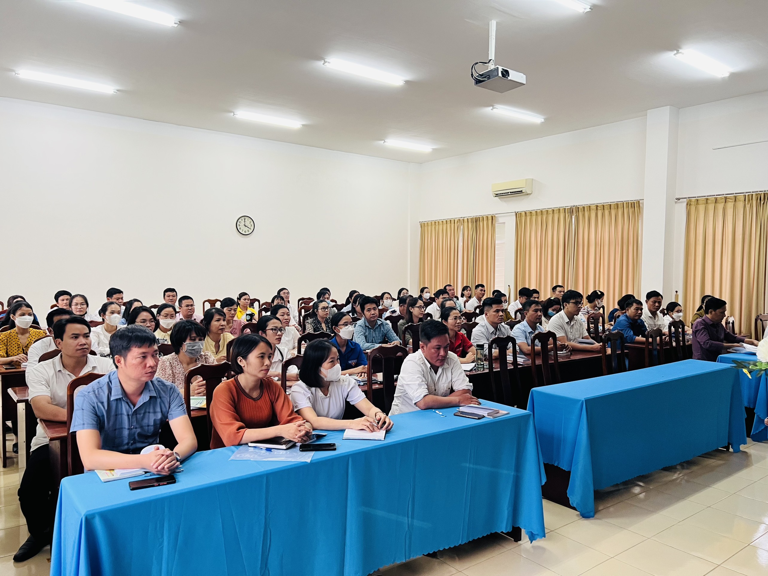 Các đảng viên dự lớp bồi dưỡng.