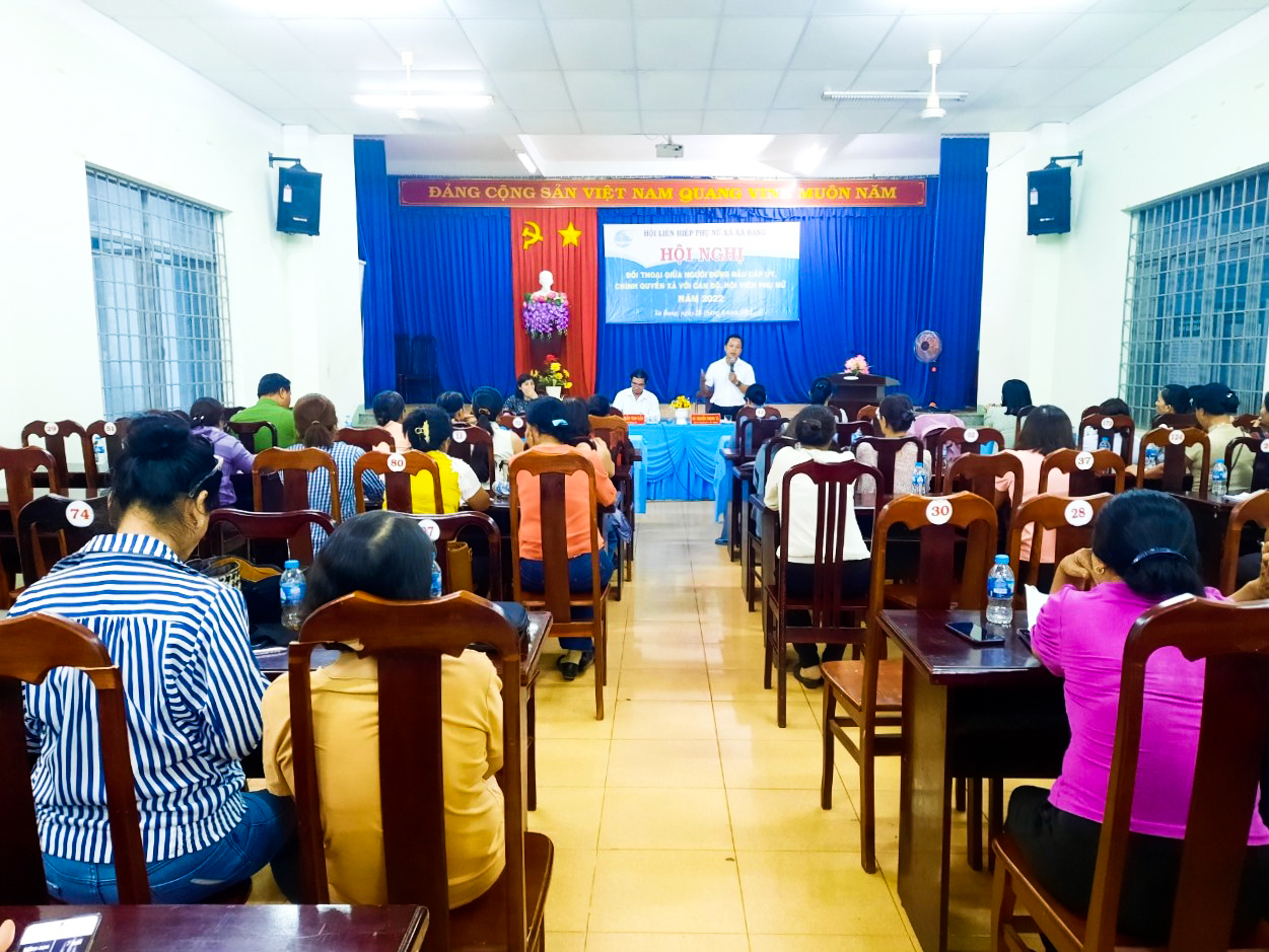 Lãnh đạo xã Xà Bang trả lời những kiến nghị, thắc mắc của hội viên phụ nữ trên địa bàn xã.
