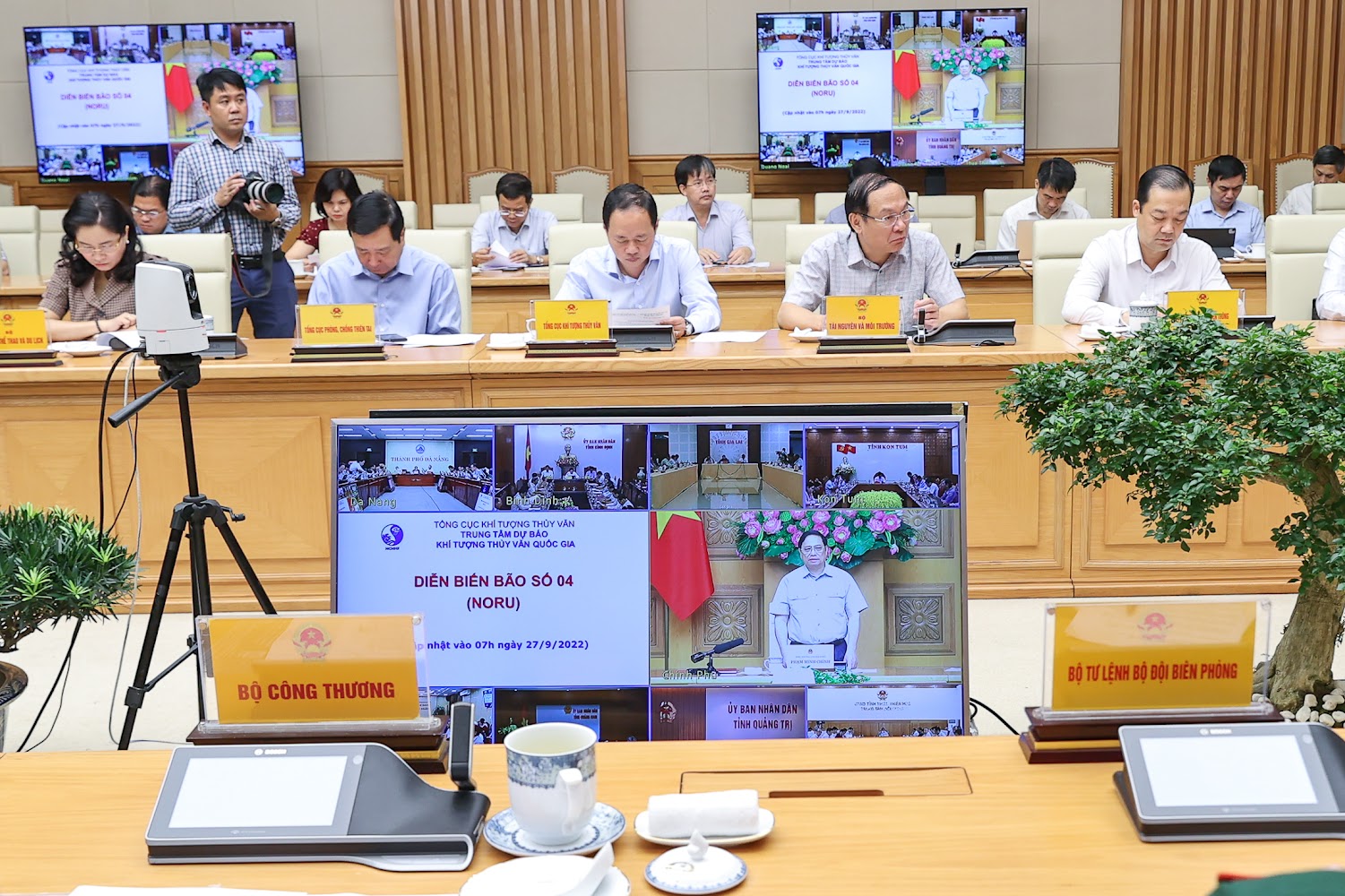 Cuộc họp được kết nối trực tuyến tới 8 địa phương khu vực Trung Bộ và Tây Nguyên có khả năng chịu ảnh hưởng của bão. Ảnh: VGP.