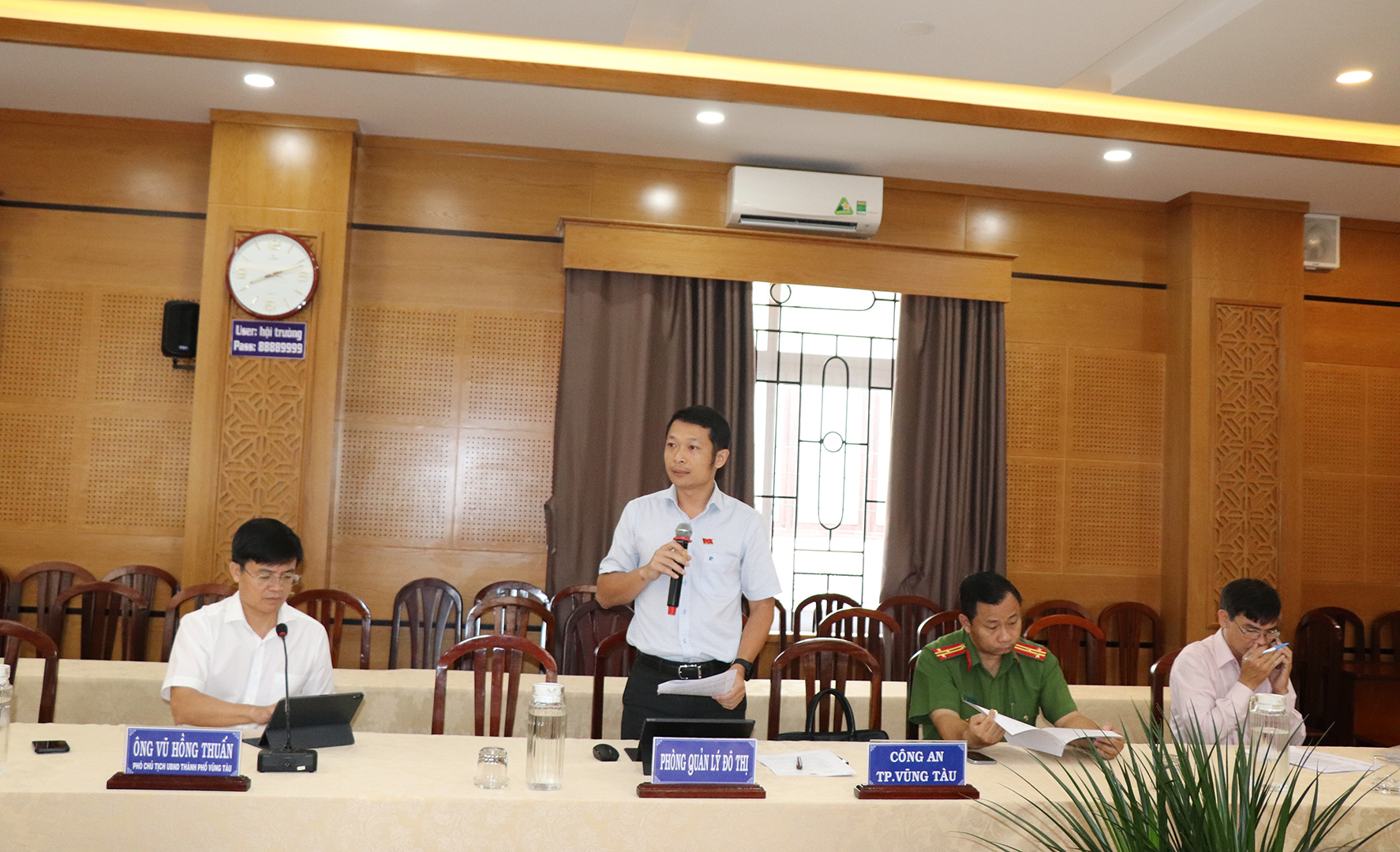 Ông Nguyễn Viết Hùng, Phó Trưởng Phòng Quản lý đô thị báo cáo việc thực hiện Đề án tại buổi làm việc.