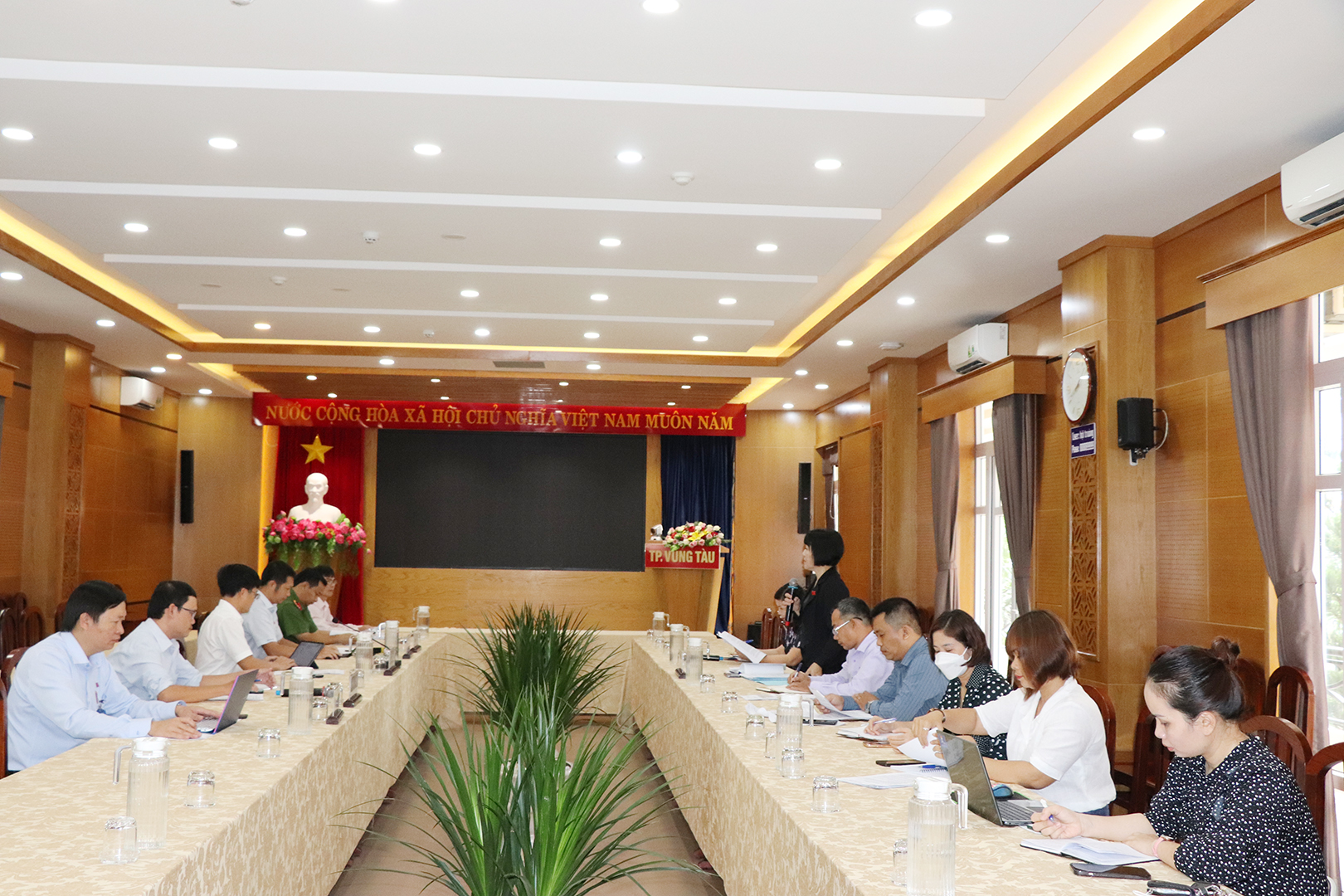 Quang cảnh buổi làm việc