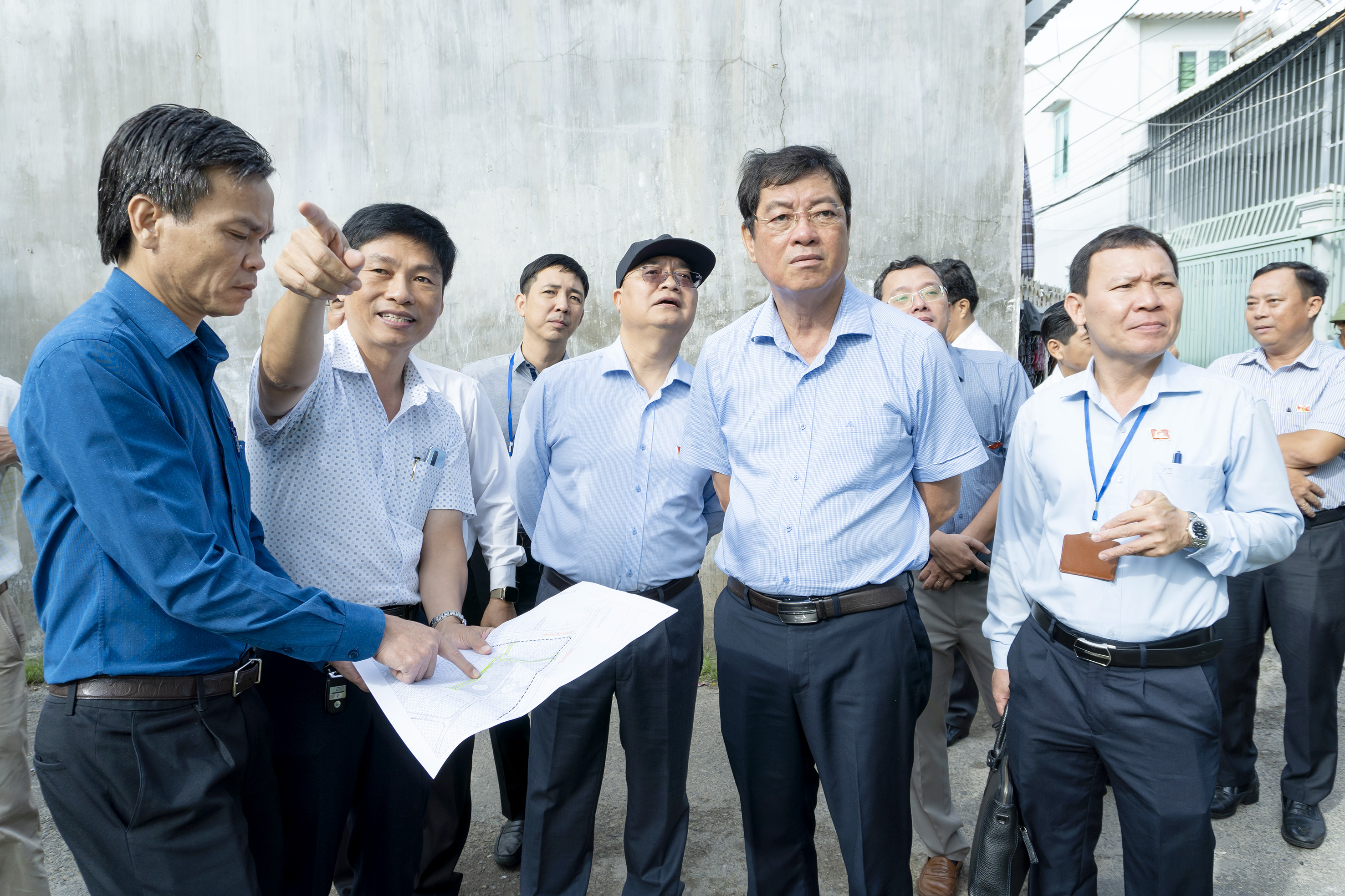 Ông Trần Đình Khoa Ủy viên Ban Thường vụ Tỉnh ủy, Bí thư Thành ủy Vũng Tàu; ông Hoàng Vũ Thảnh, Phó Bí thư Thành ủy, Chủ tịch UBND thành phố và đại diện các phòng, ban, đơn vị có liên quan khảo sát Dự án cải tạo nâng cấp hẻm 292/10 đường 30/4.