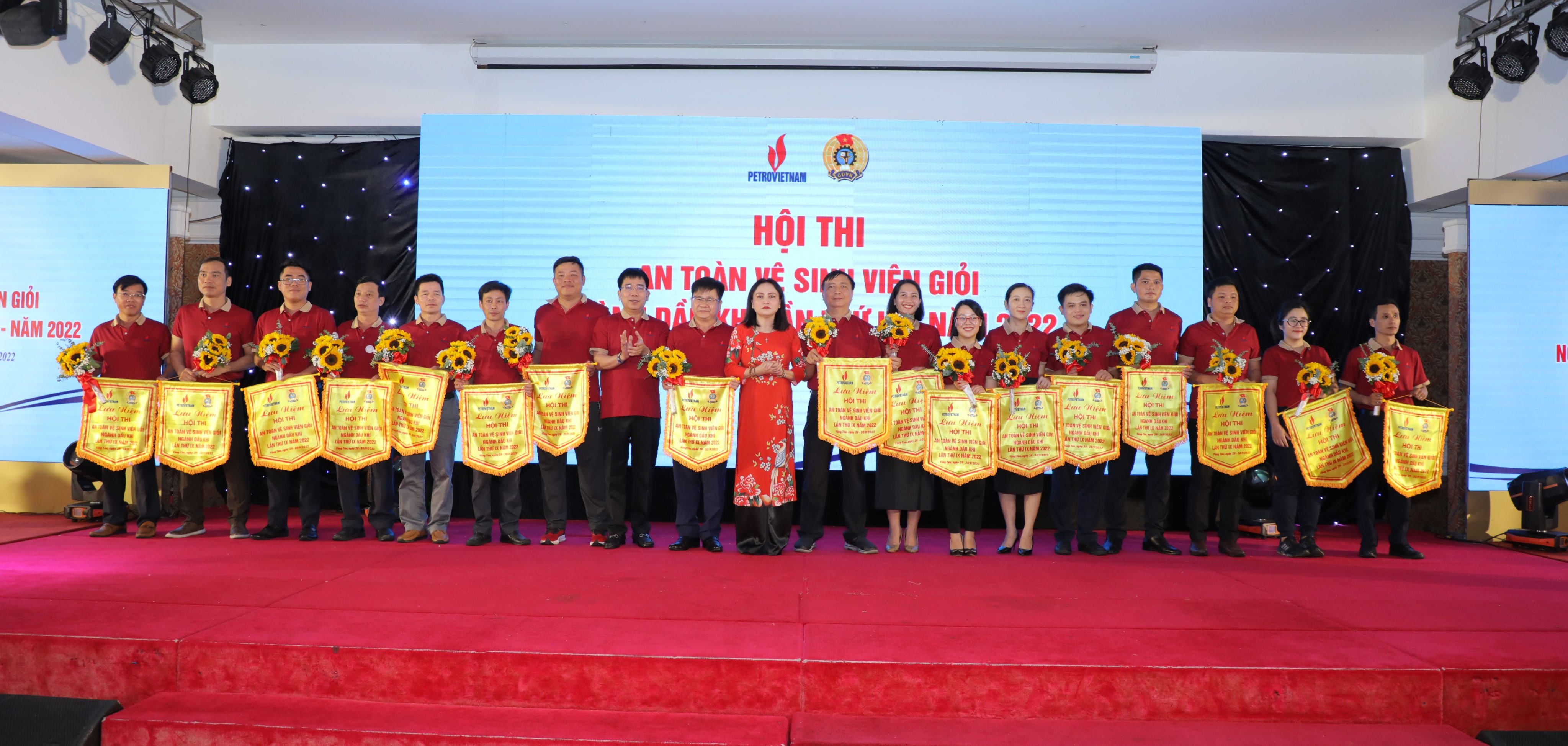 Ông Lê Xuân Huyên, UV BTV Đảng ủy, Phó Tổng Giám đốc Tập đoàn và Bà Nghiêm Thúy Lan, UV BCH Tổng LĐLĐ Việt Nam, UV BTV Đảng ủy, Chủ tịch công đoàn Dầu Khí Việt Nam trao hoa, cờ lưu niệm cho các đội thi