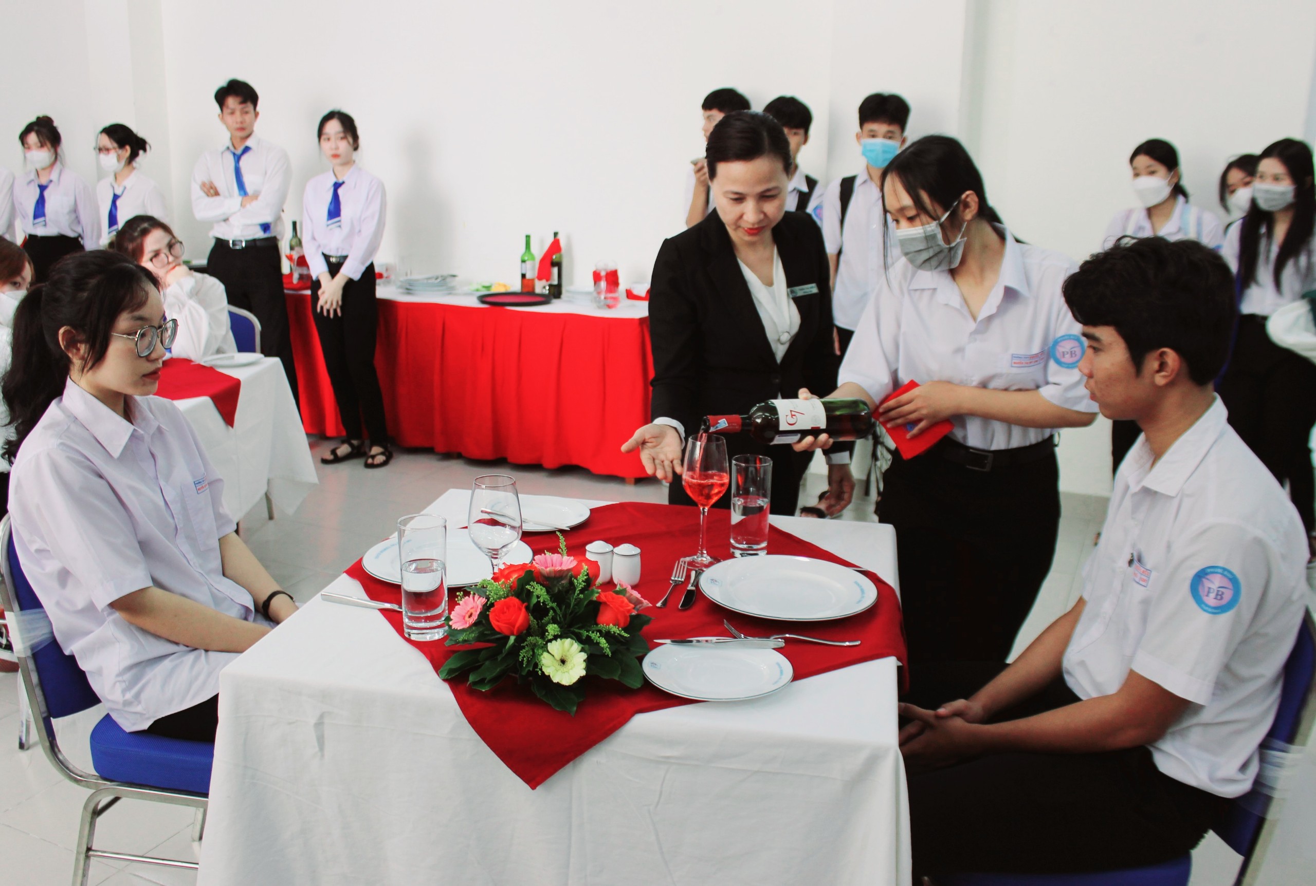 HS Trường THPT Phước Bửu được hướng dẫn thực hành nghiệp vụ Nhà hàng.