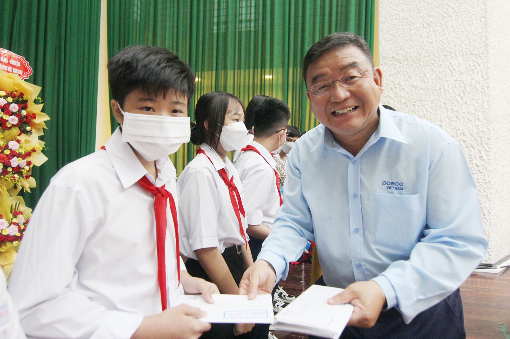 Ông Yoon Chang Woo, Tổng Giám đốc Công ty TNHH Posco Việt Nam trao học bổng cho HS nghèo hiếu học tại TX.Phú Mỹ.