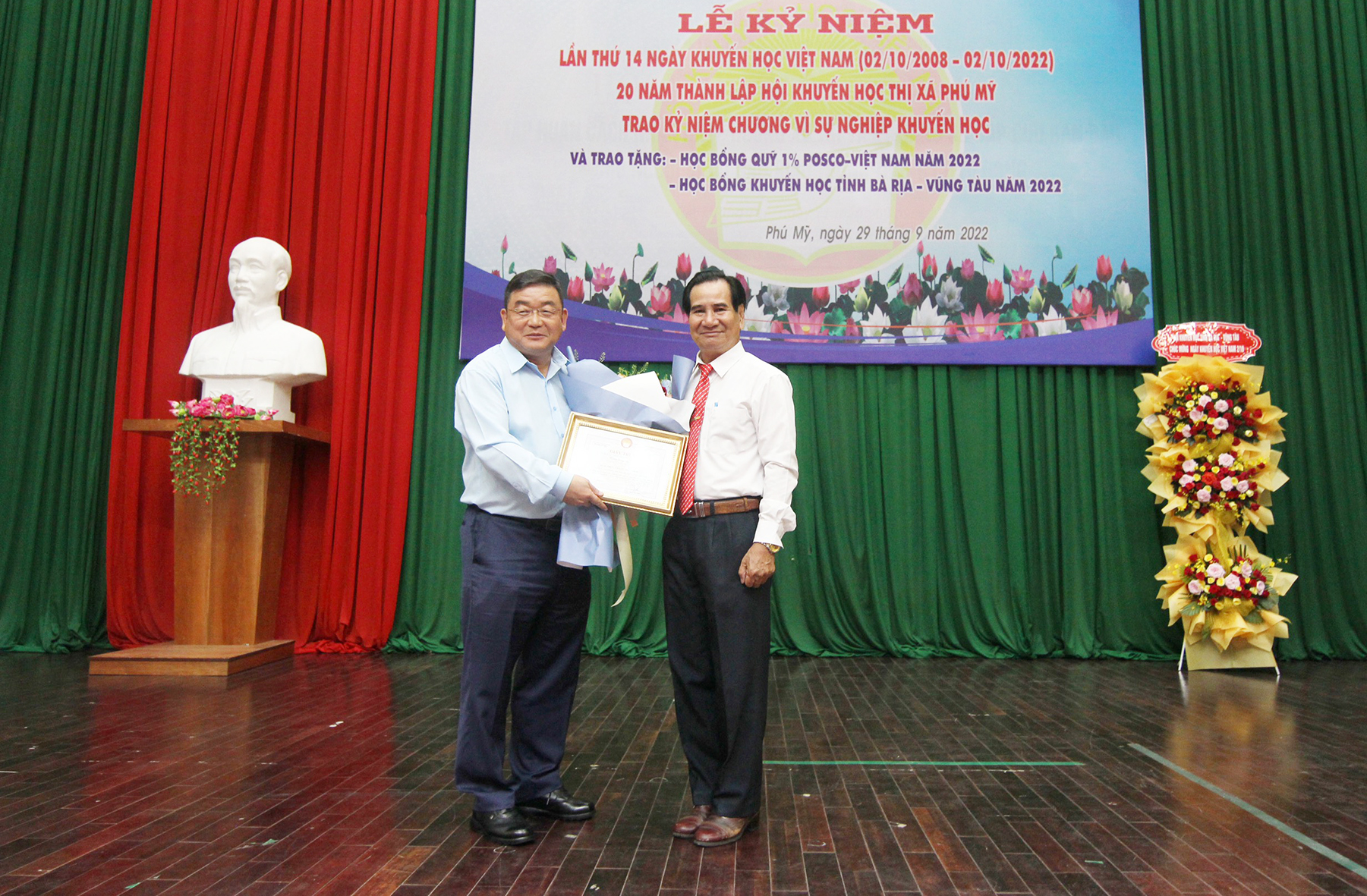 Đại diện Hội Khuyến học TX.Phú Mỹ trao thư cảm ơn ông Yoon Chang Woo, Tổng Giám đốc Công ty TNHH Posco Việt Nam (bìa trái) đã đồng hành cùng công tác khuyến học 16 năm liền.