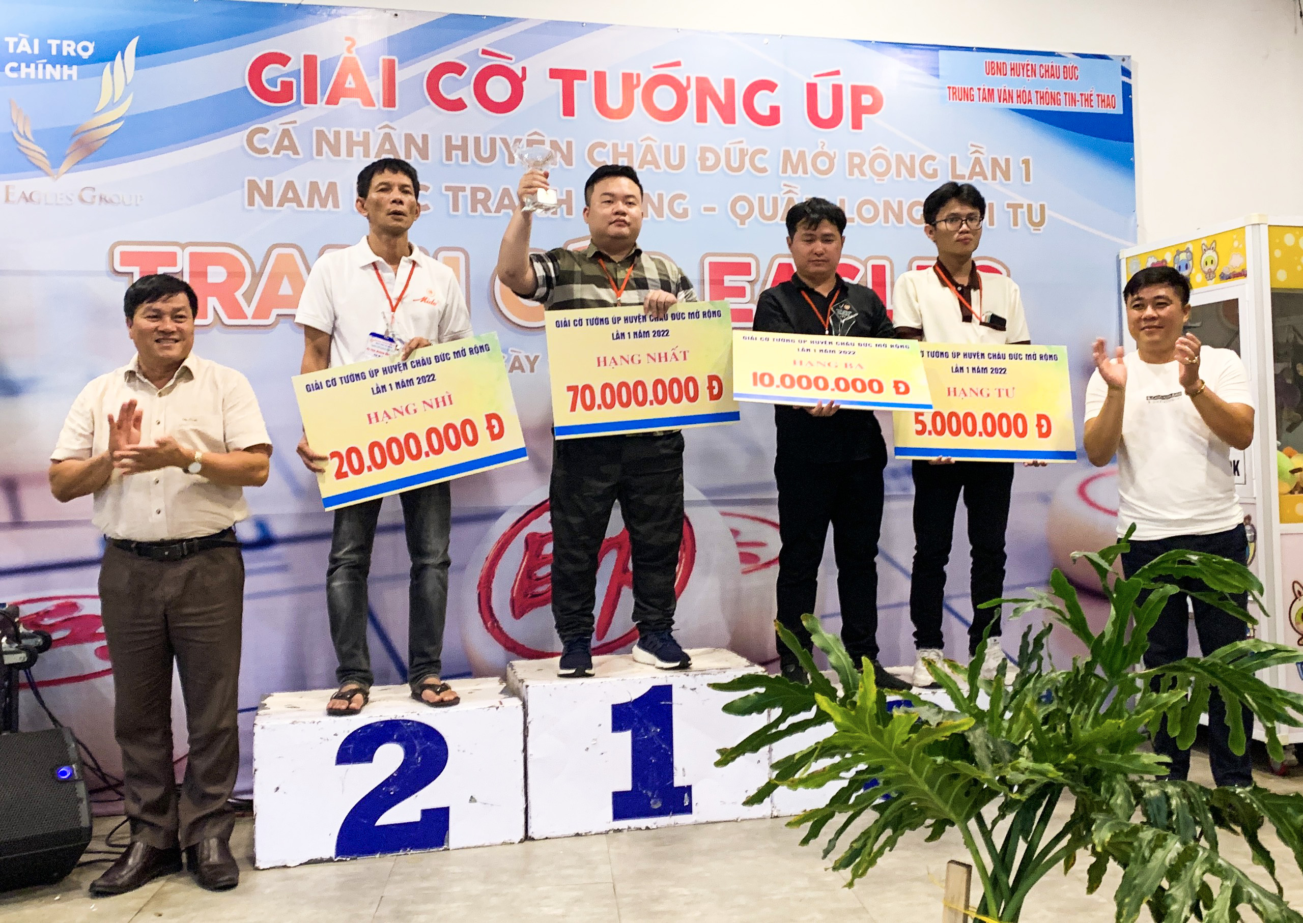 Ông Phạm Văn Quyền (bên trái), Phó Chủ tịch UBND huyện Châu Đức trao giải Nhất, Nhì, Ba và Tư cho các kỳ thủ xuất sắc.